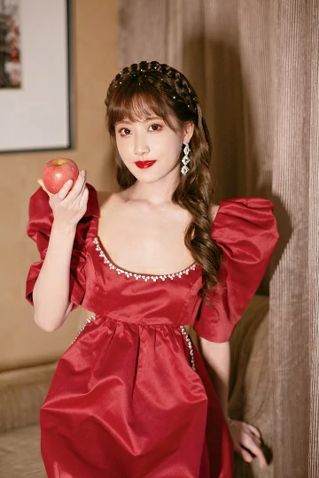 李艺彤红色泡泡袖长裙靓丽大方 手握苹果变“白雪公主”