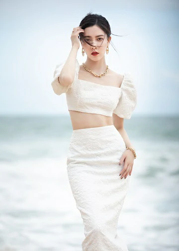 宋妍霏三亚海边人鱼意境大片 白色露腰套裙干净唯美
