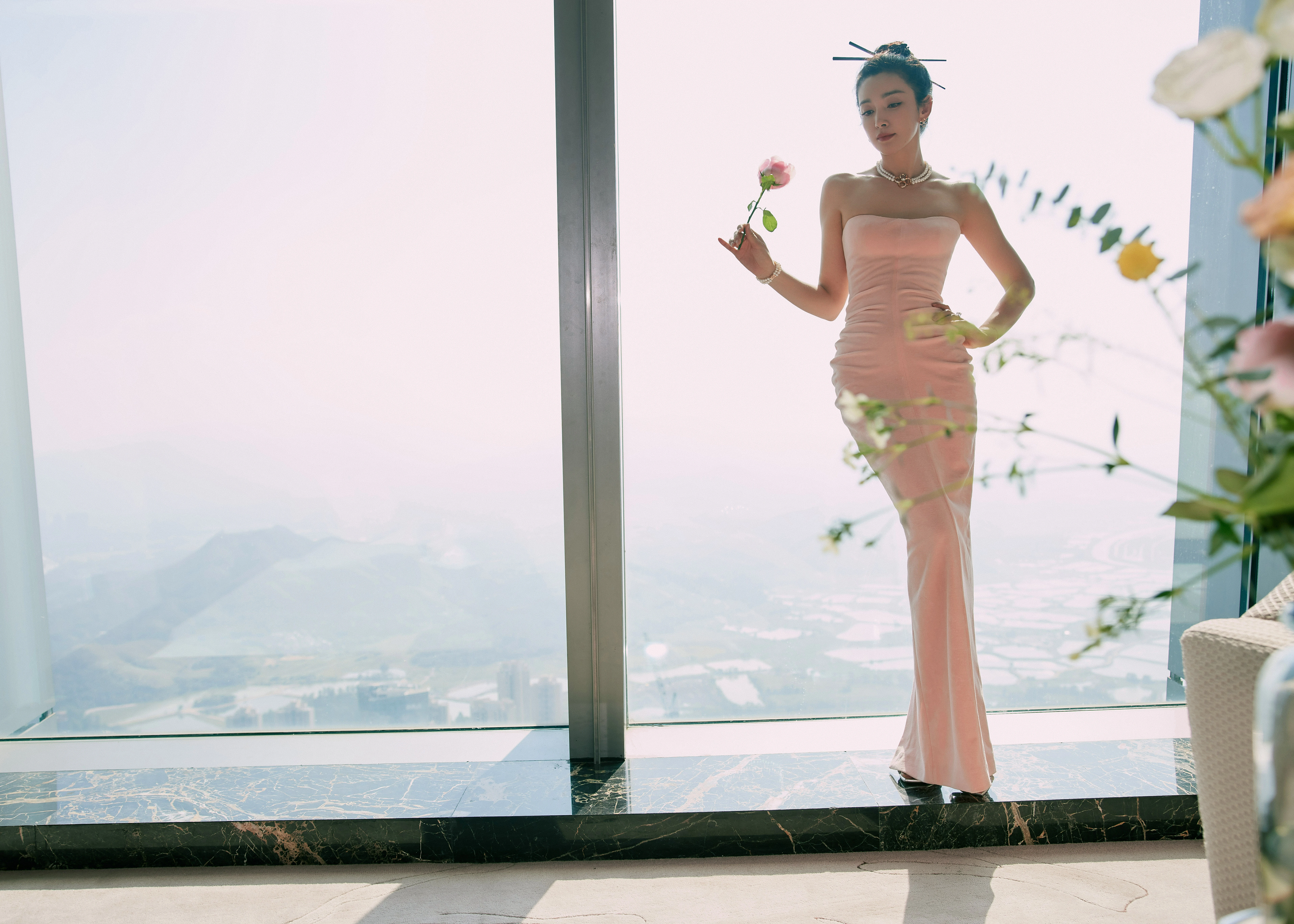 李冰冰活动造型写真释出 着粉色抹胸裙搭粉色西装时尚感满分,12