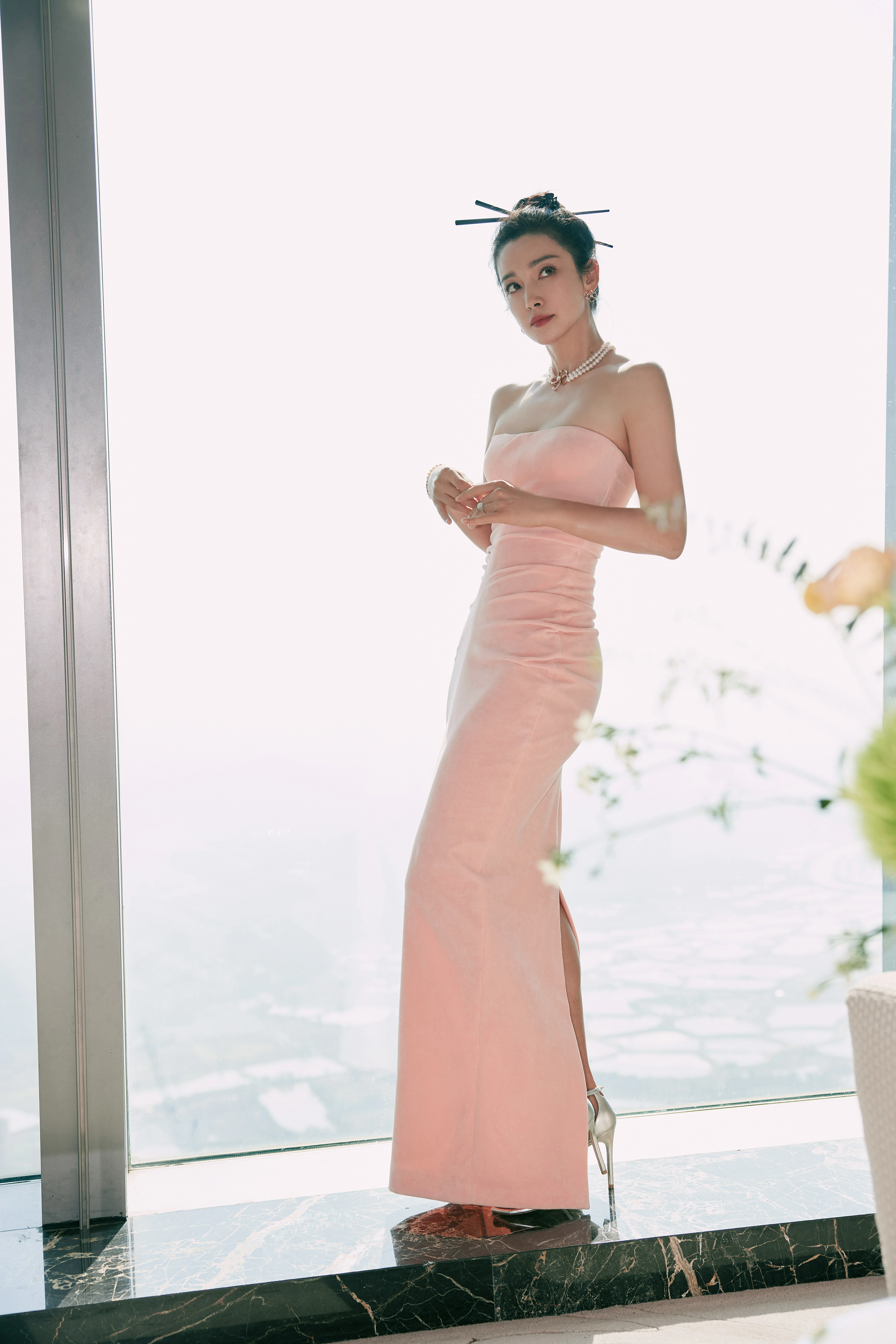 李冰冰活动造型写真释出 着粉色抹胸裙搭粉色西装时尚感满分,13