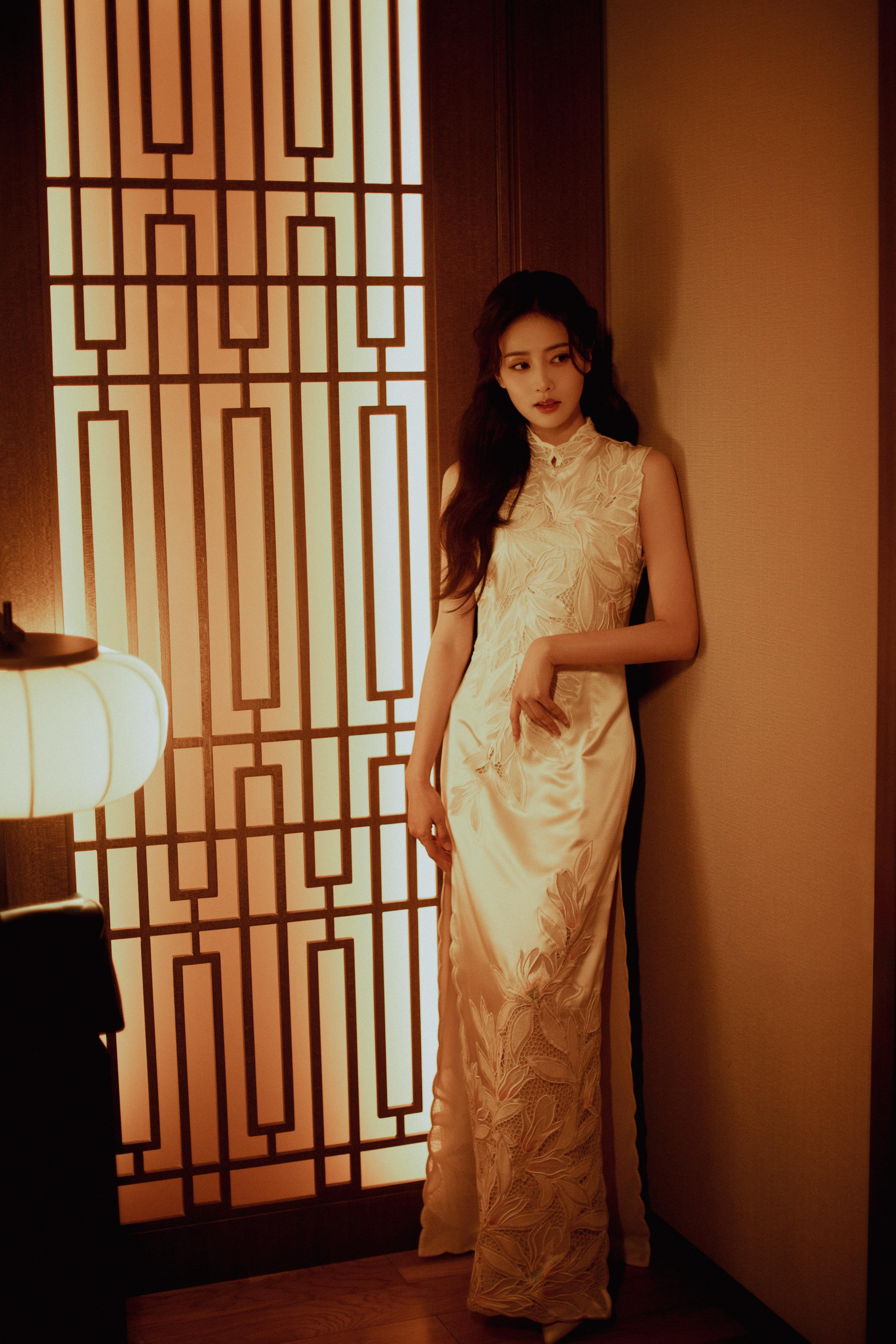 白鹿跨年复古造型写真发布 身穿白色刺绣旗袍优雅温婉,2