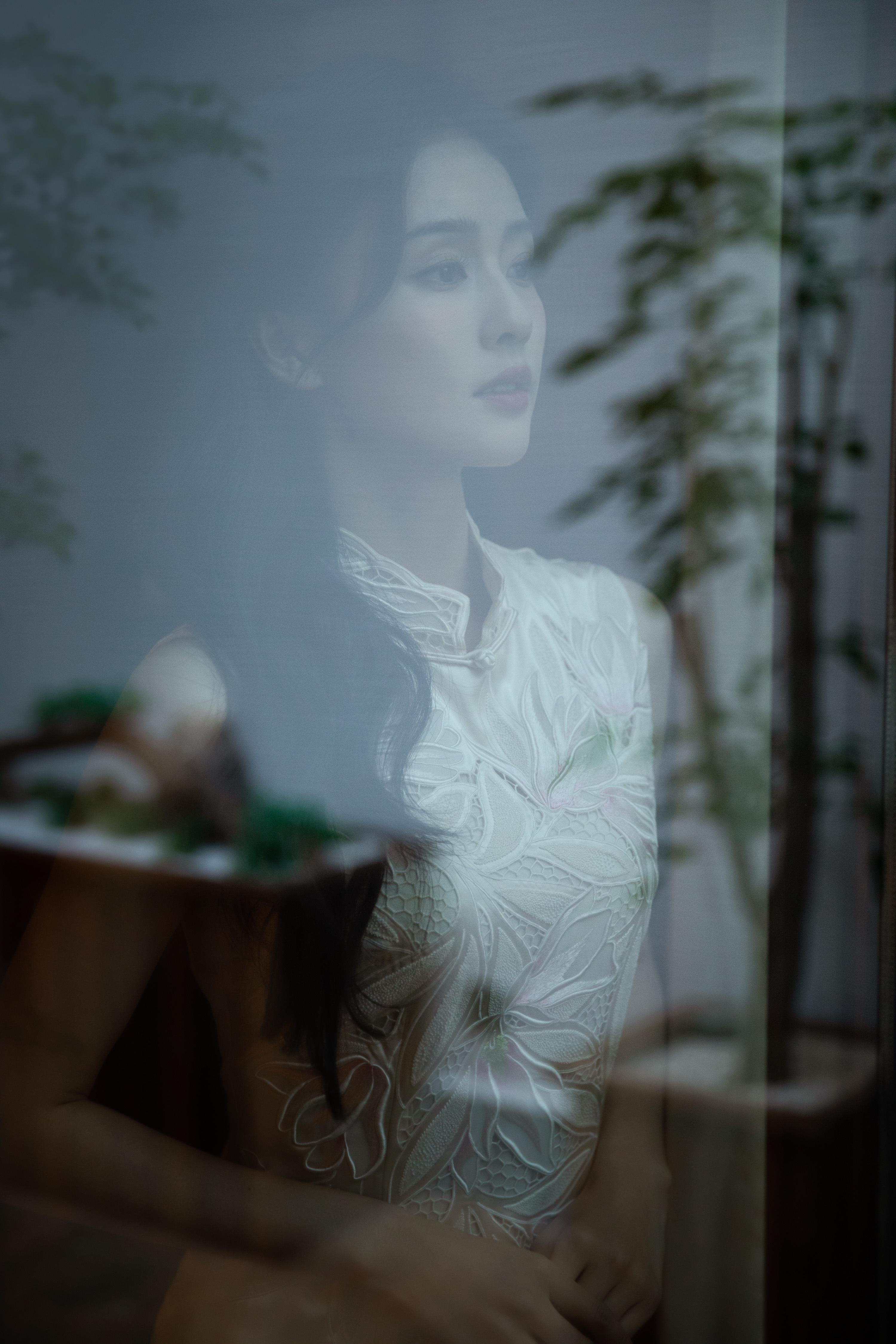 白鹿跨年复古造型写真发布 身穿白色刺绣旗袍优雅温婉,9
