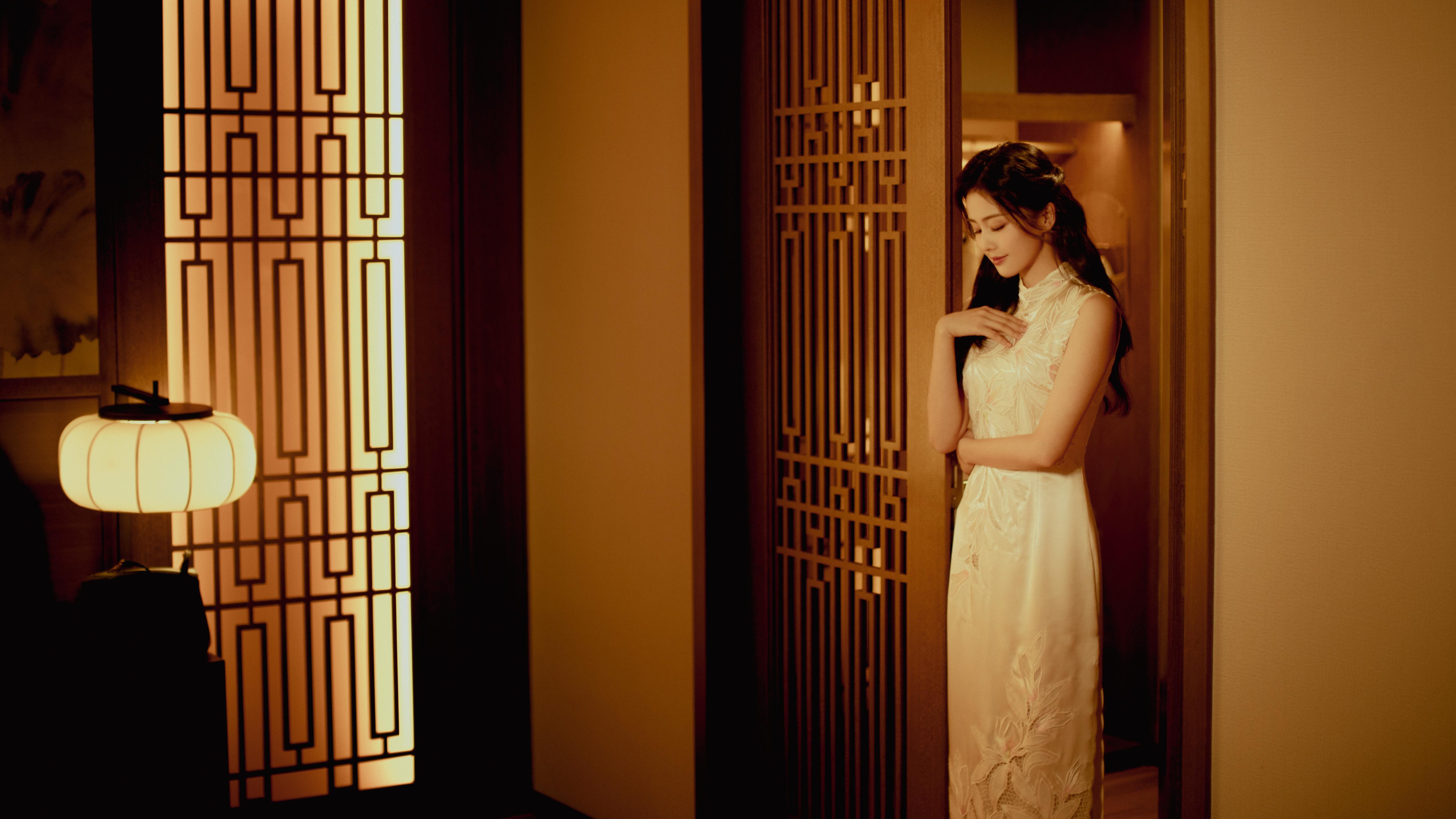 白鹿跨年复古造型写真发布 身穿白色刺绣旗袍优雅温婉,7