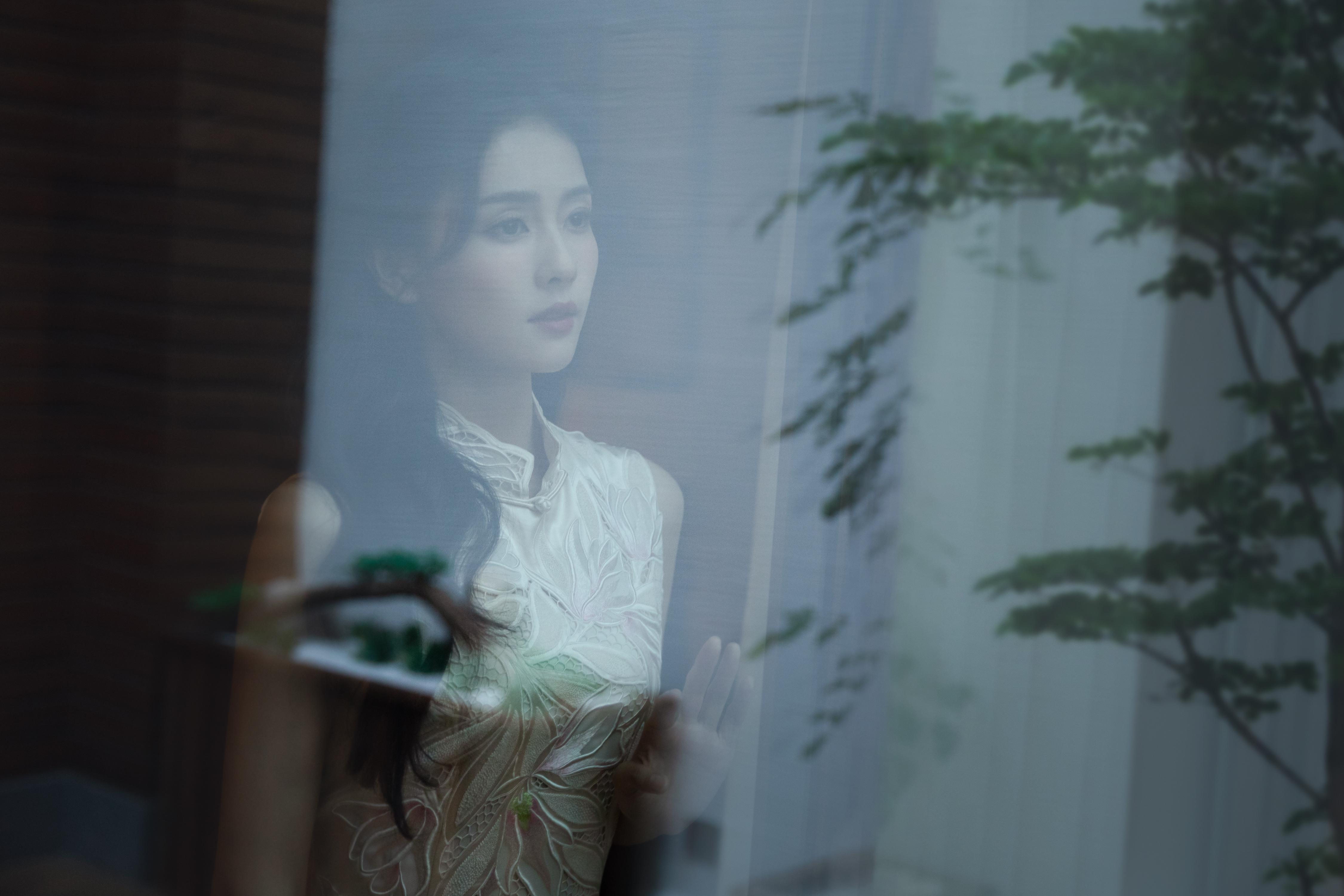 白鹿跨年复古造型写真发布 身穿白色刺绣旗袍优雅温婉,8