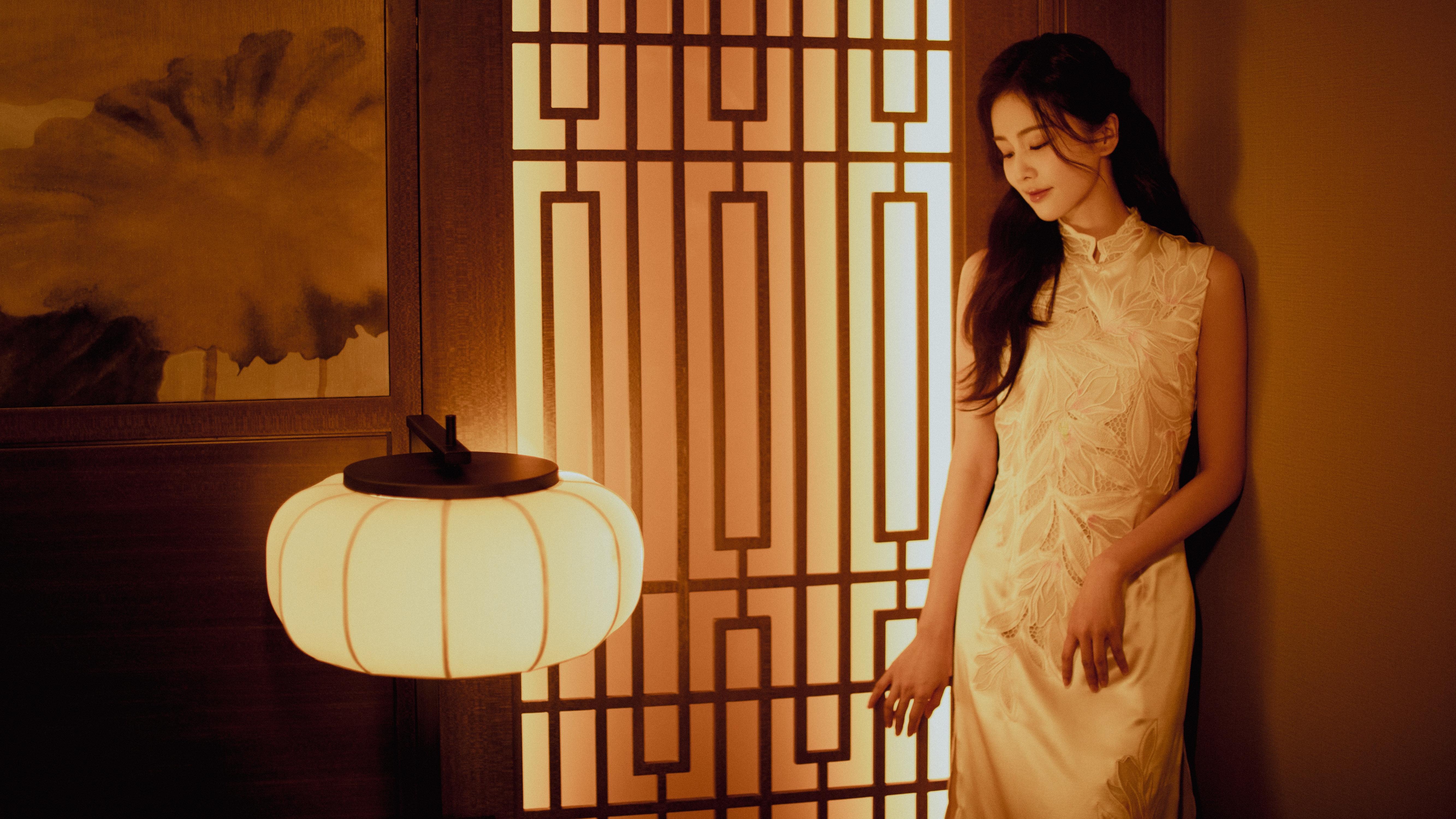 白鹿跨年复古造型写真发布 身穿白色刺绣旗袍优雅温婉,6