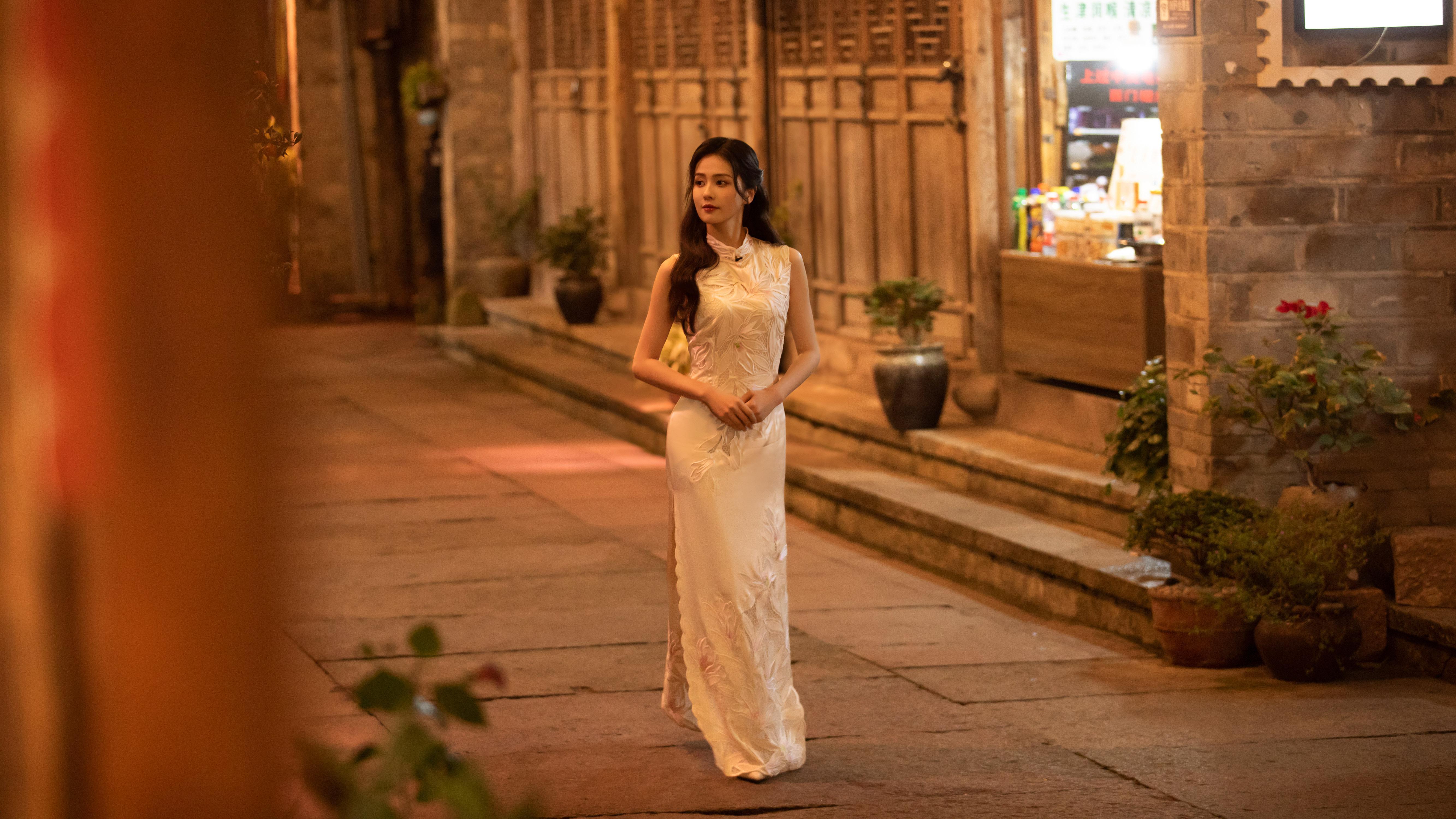 白鹿跨年复古造型写真发布 身穿白色刺绣旗袍优雅温婉,10