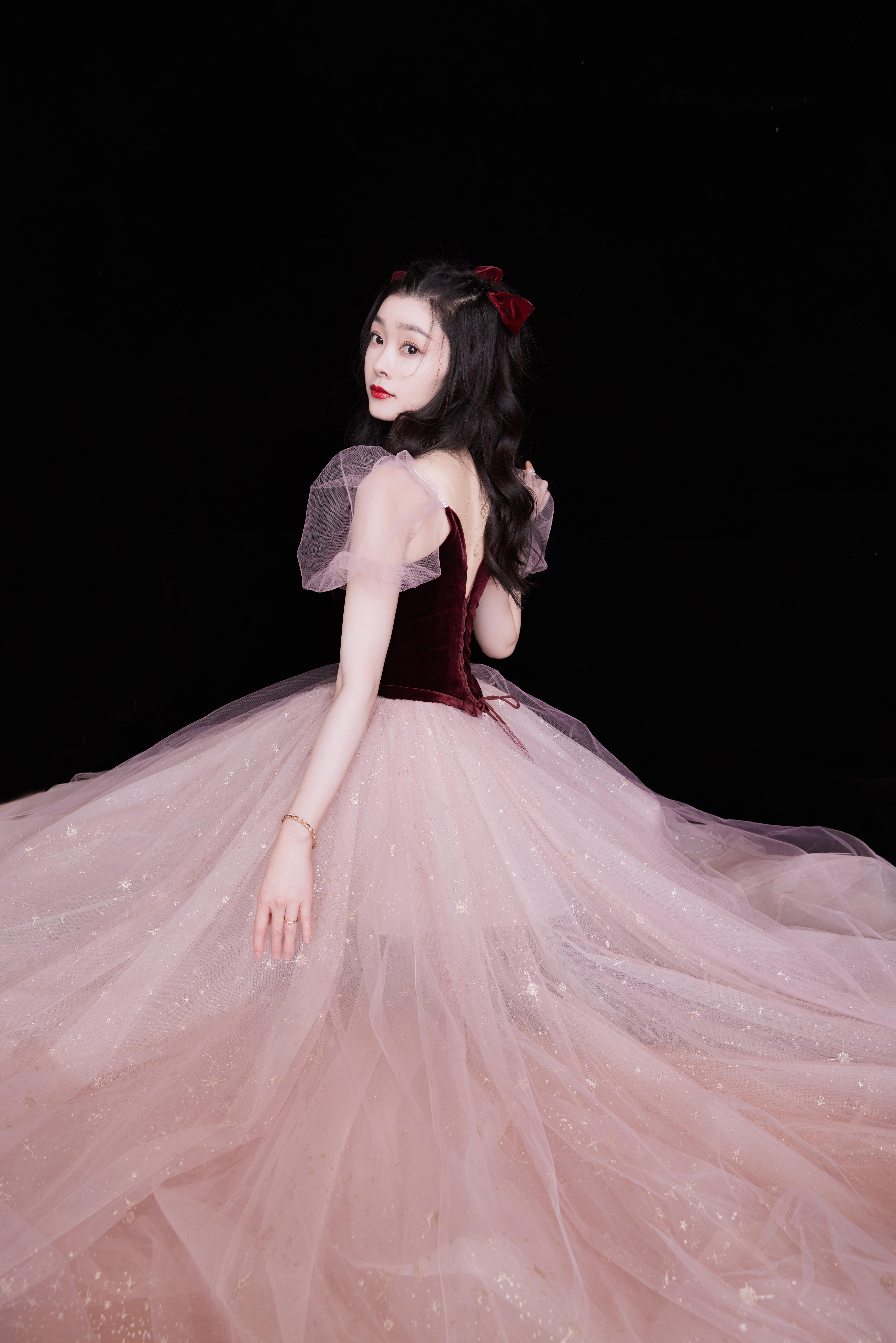 宋轶跨年公主风造型写真释出 着粉色泡泡袖纱裙可爱优雅,9