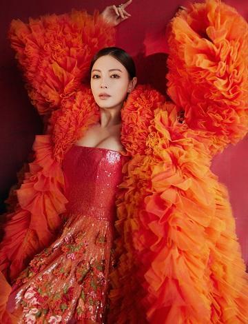 张雨绮出席ELLE风尚大典造型，身着火焰花朵裙…