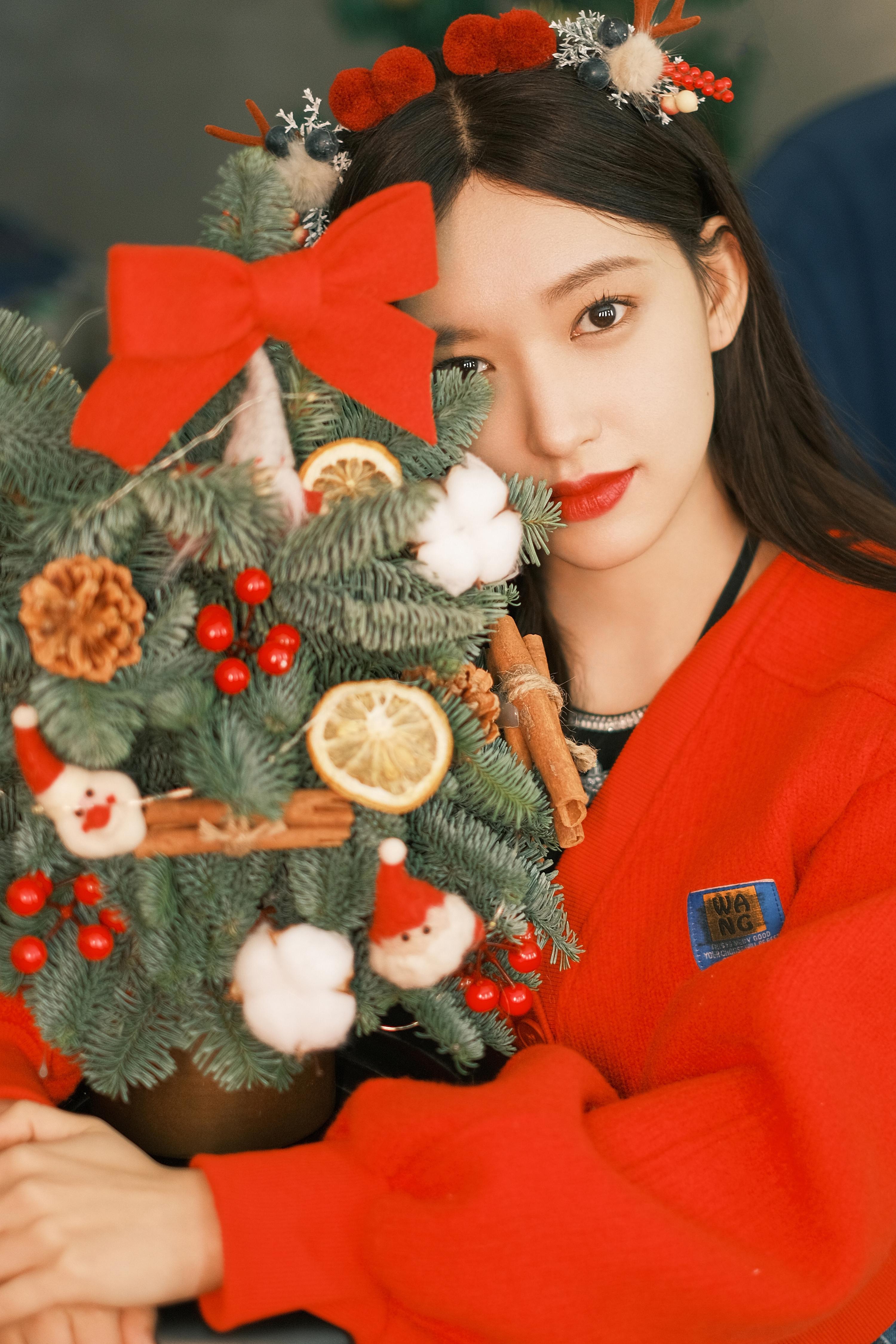 程潇圣诞写真，红色开衫搭配鹿耳朵发箍，宛如甜美的圣诞小精灵,5