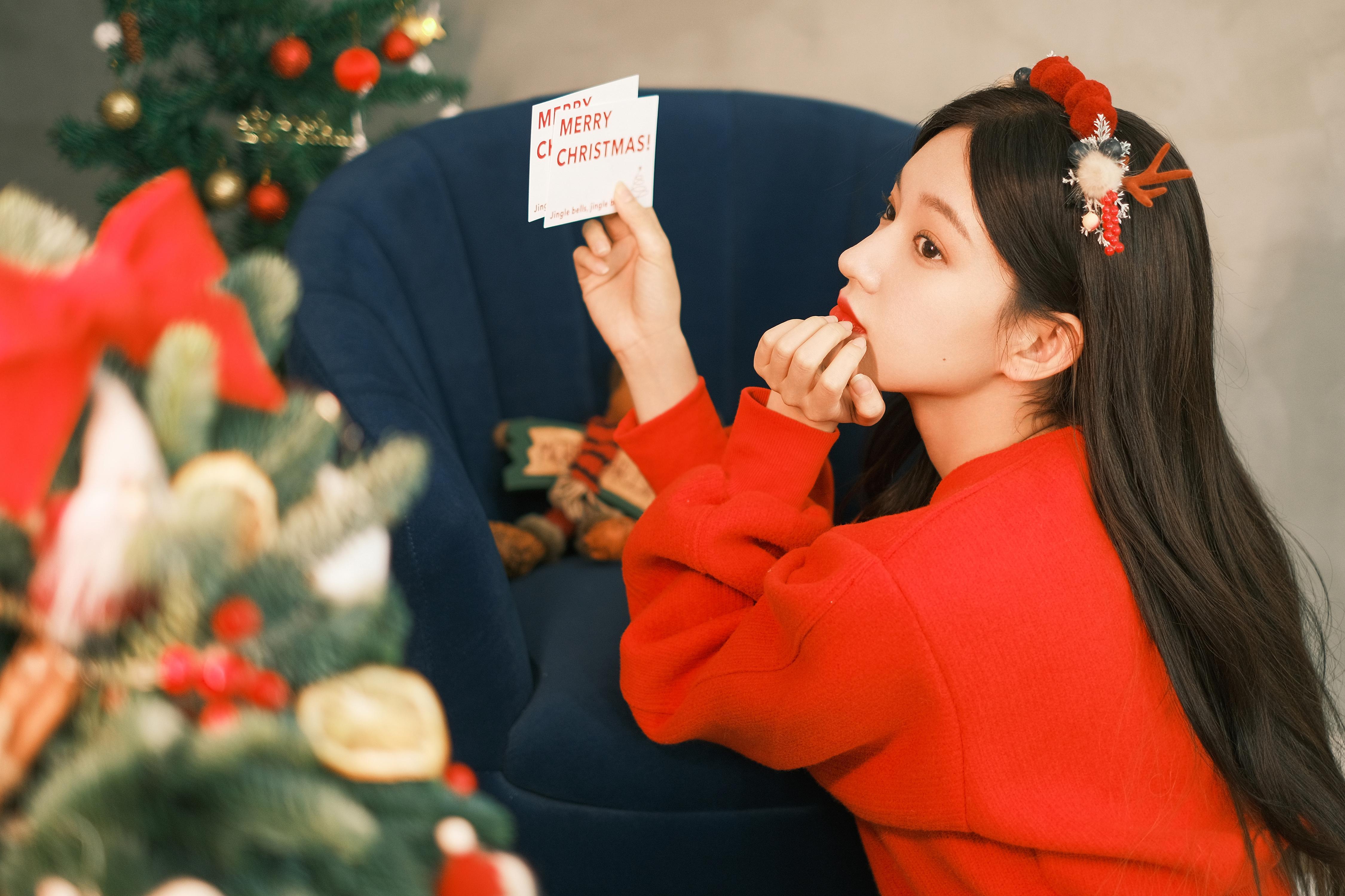 程潇圣诞写真，红色开衫搭配鹿耳朵发箍，宛如甜美的圣诞小精灵,2