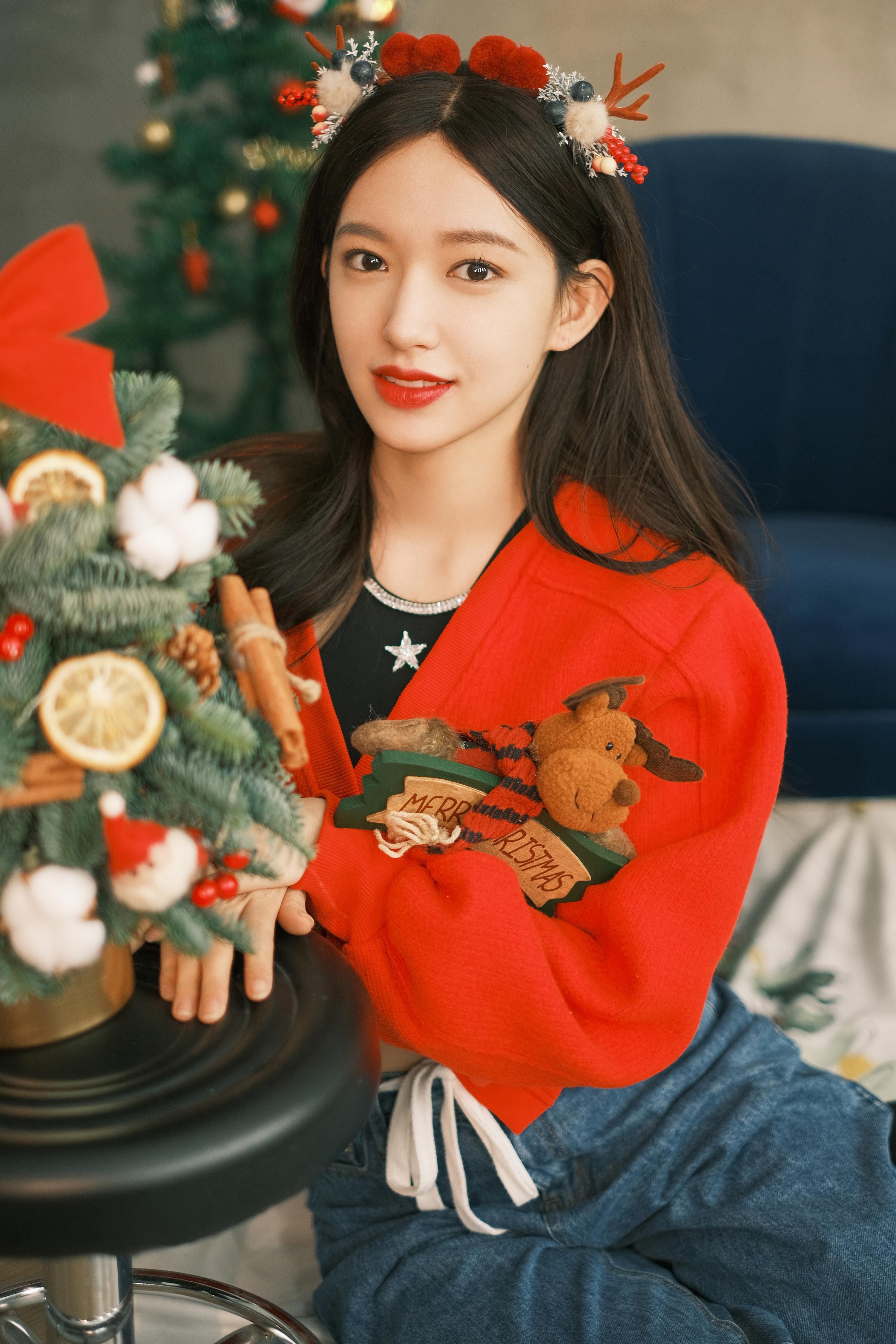 程潇圣诞写真，红色开衫搭配鹿耳朵发箍，宛如甜美的圣诞小精灵,3