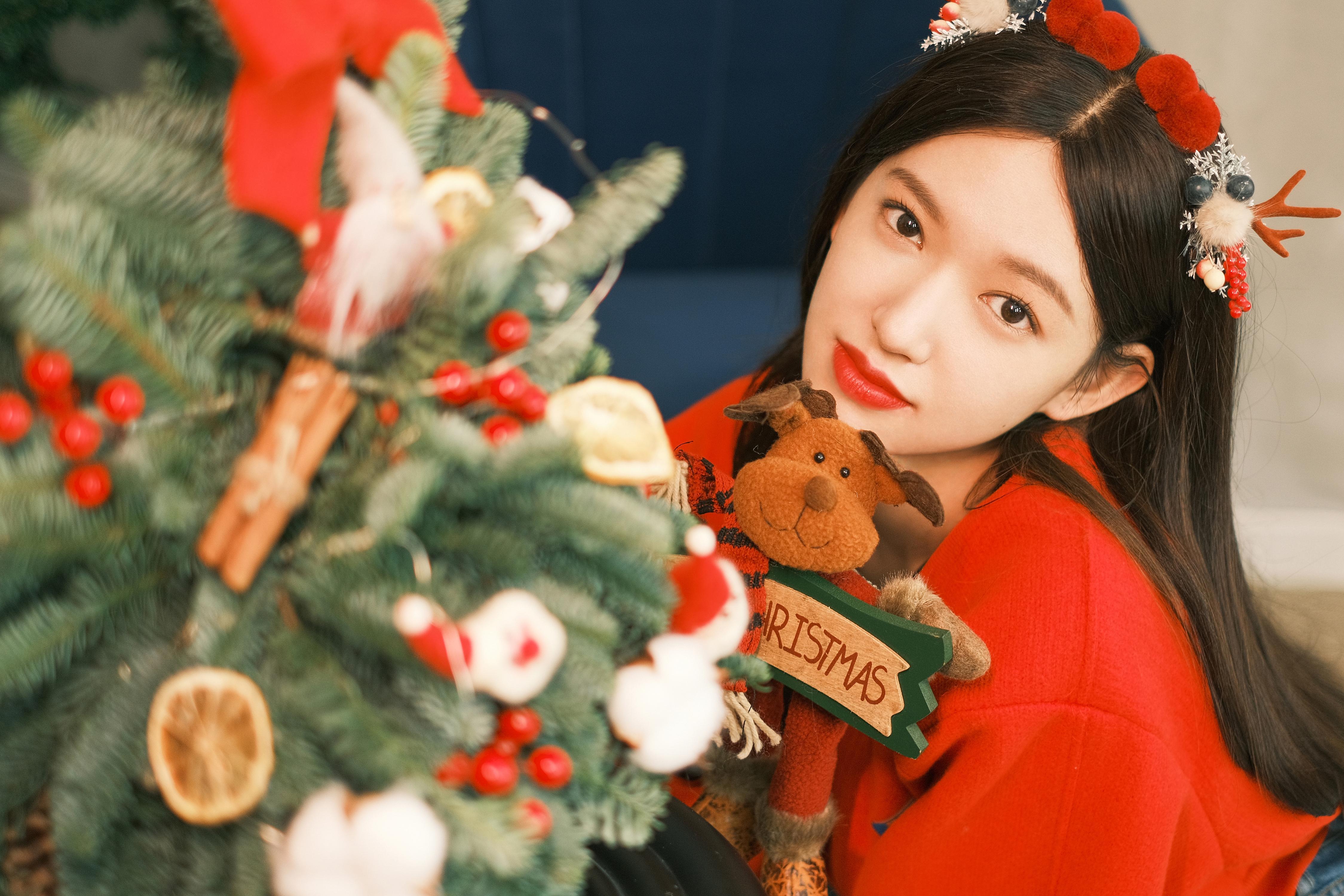 程潇圣诞写真，红色开衫搭配鹿耳朵发箍，宛如甜美的圣诞小精灵,7
