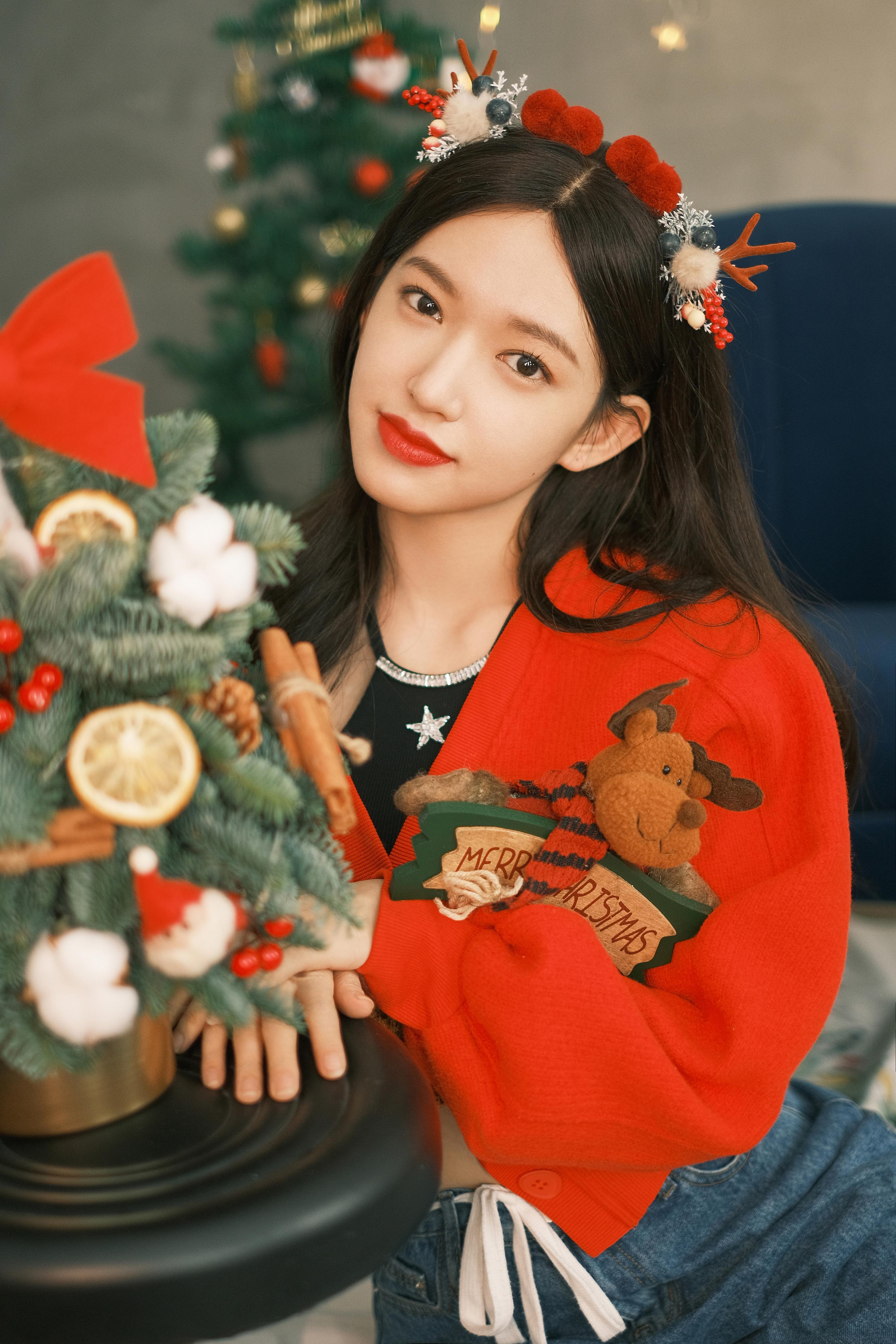 程潇圣诞写真，红色开衫搭配鹿耳朵发箍，宛如甜美的圣诞小精灵,9