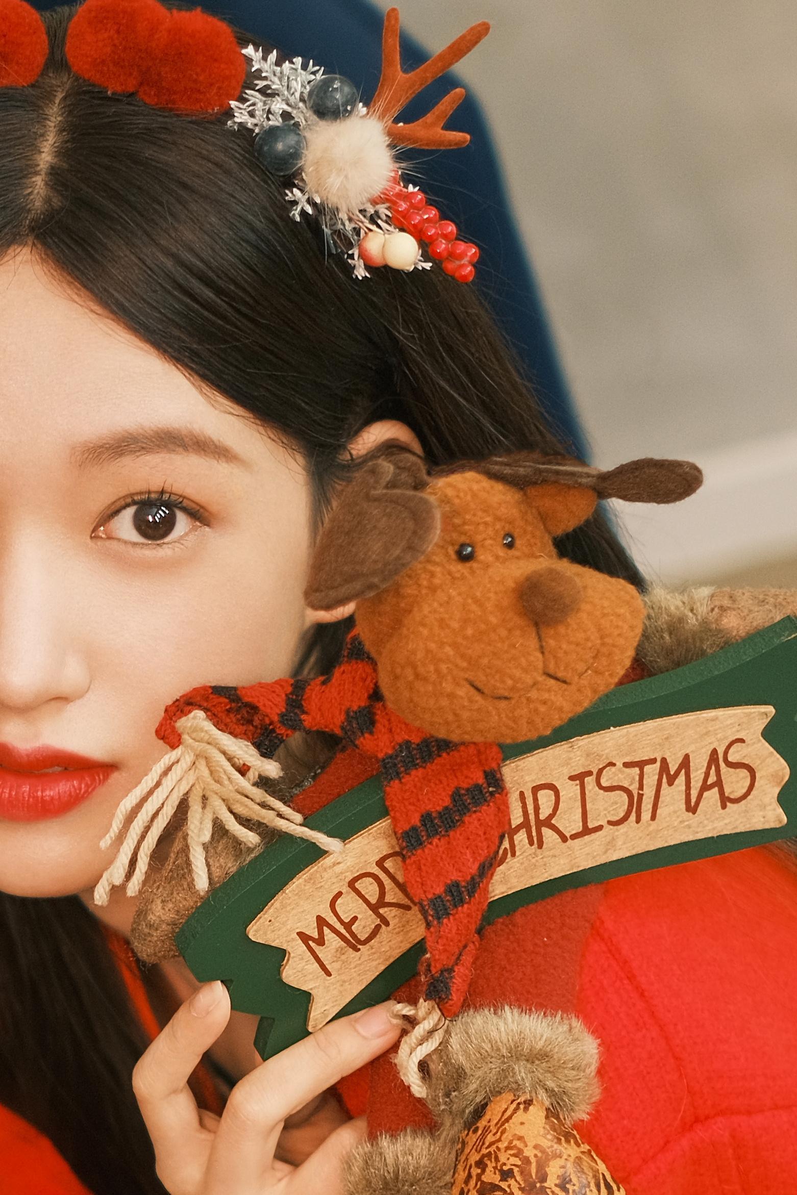 程潇圣诞写真，红色开衫搭配鹿耳朵发箍，宛如甜美的圣诞小精灵,10