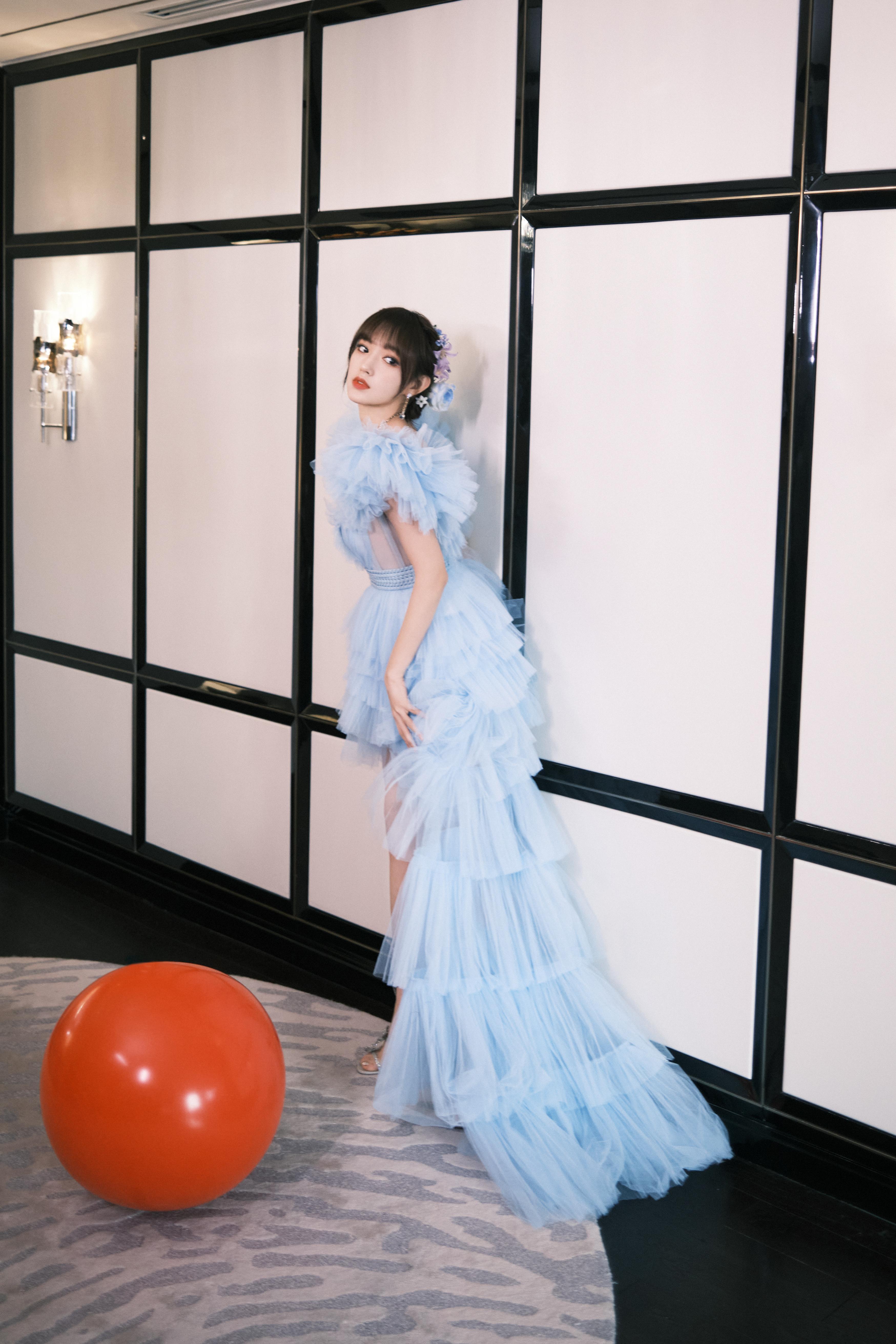 程潇身穿一袭水蓝色纱质蛋糕裙，饰以花朵点缀发间，化身冰雪公主,2