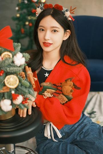 程潇圣诞写真，红色开衫搭配鹿耳朵发箍，宛如甜美的圣诞小精灵