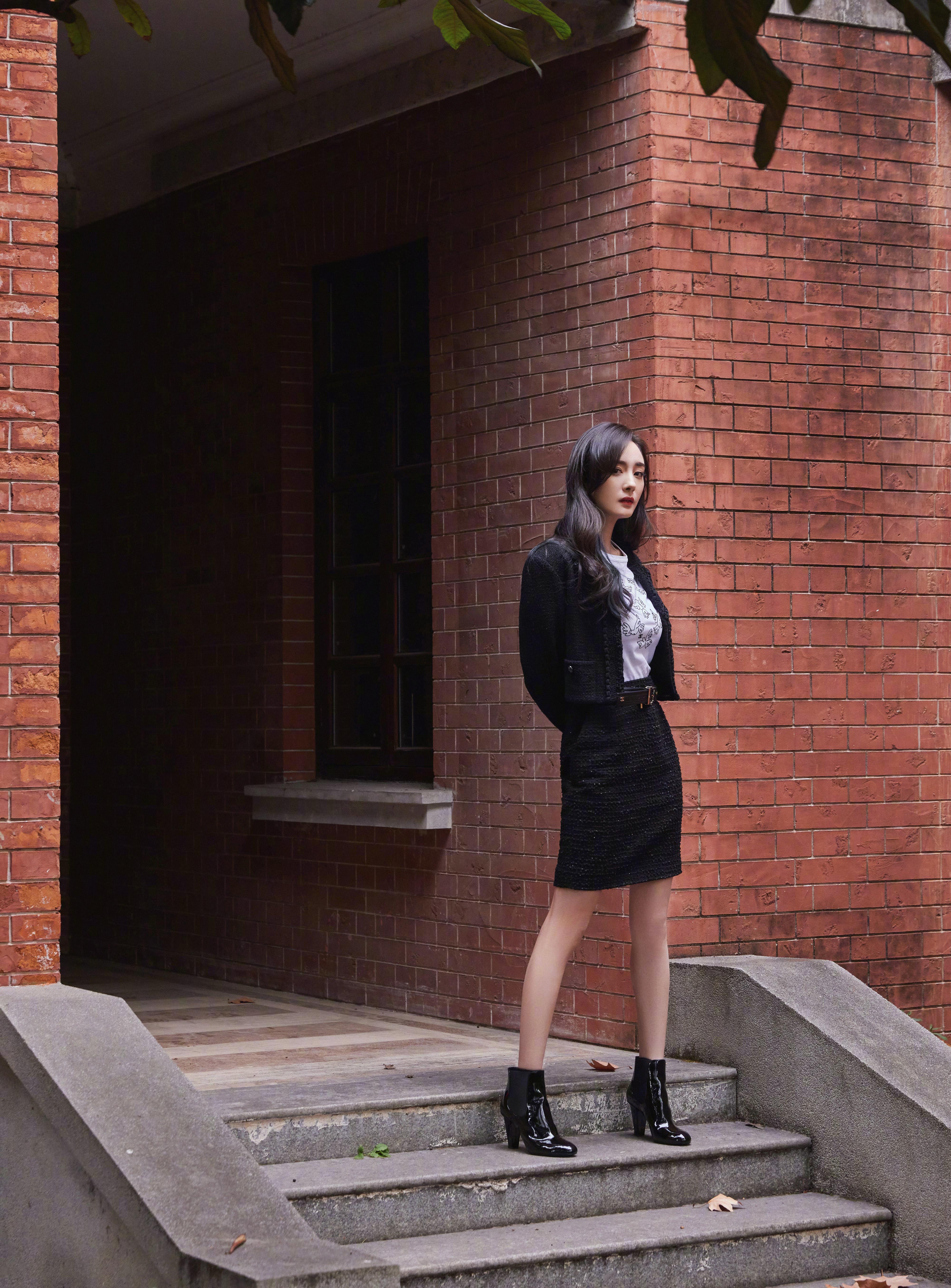 杨幂华语青年电影周造型图 黑色针织外套短裙+白色内搭…,6