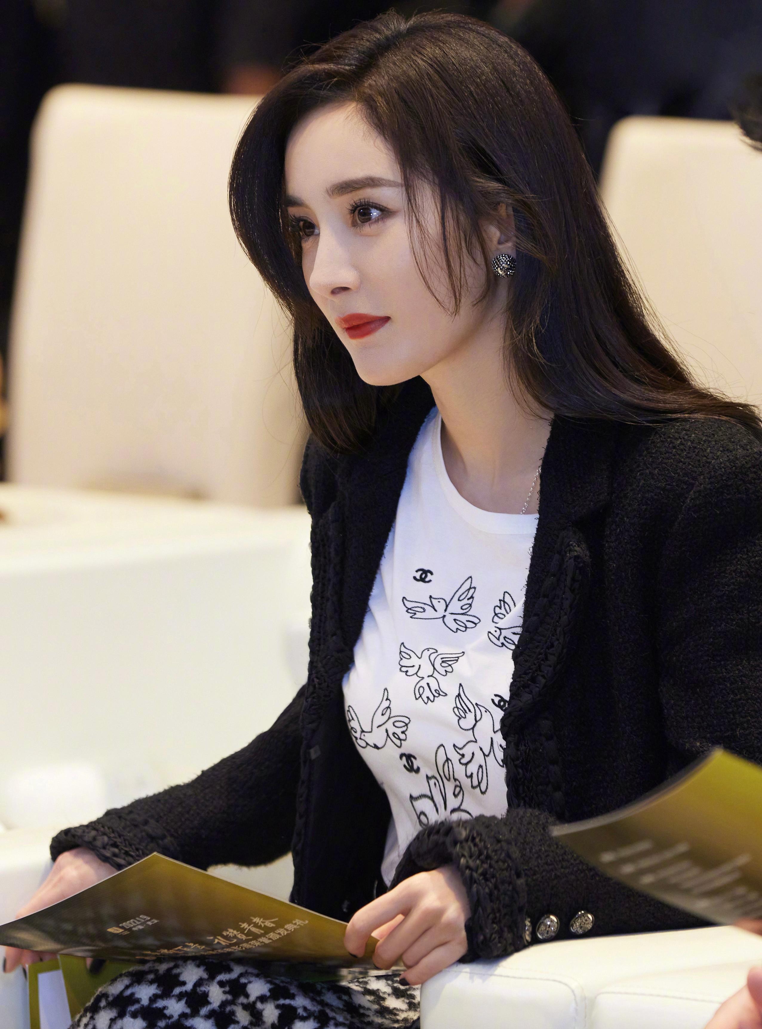 杨幂华语青年电影周造型图 黑色针织外套短裙+白色内搭…,7