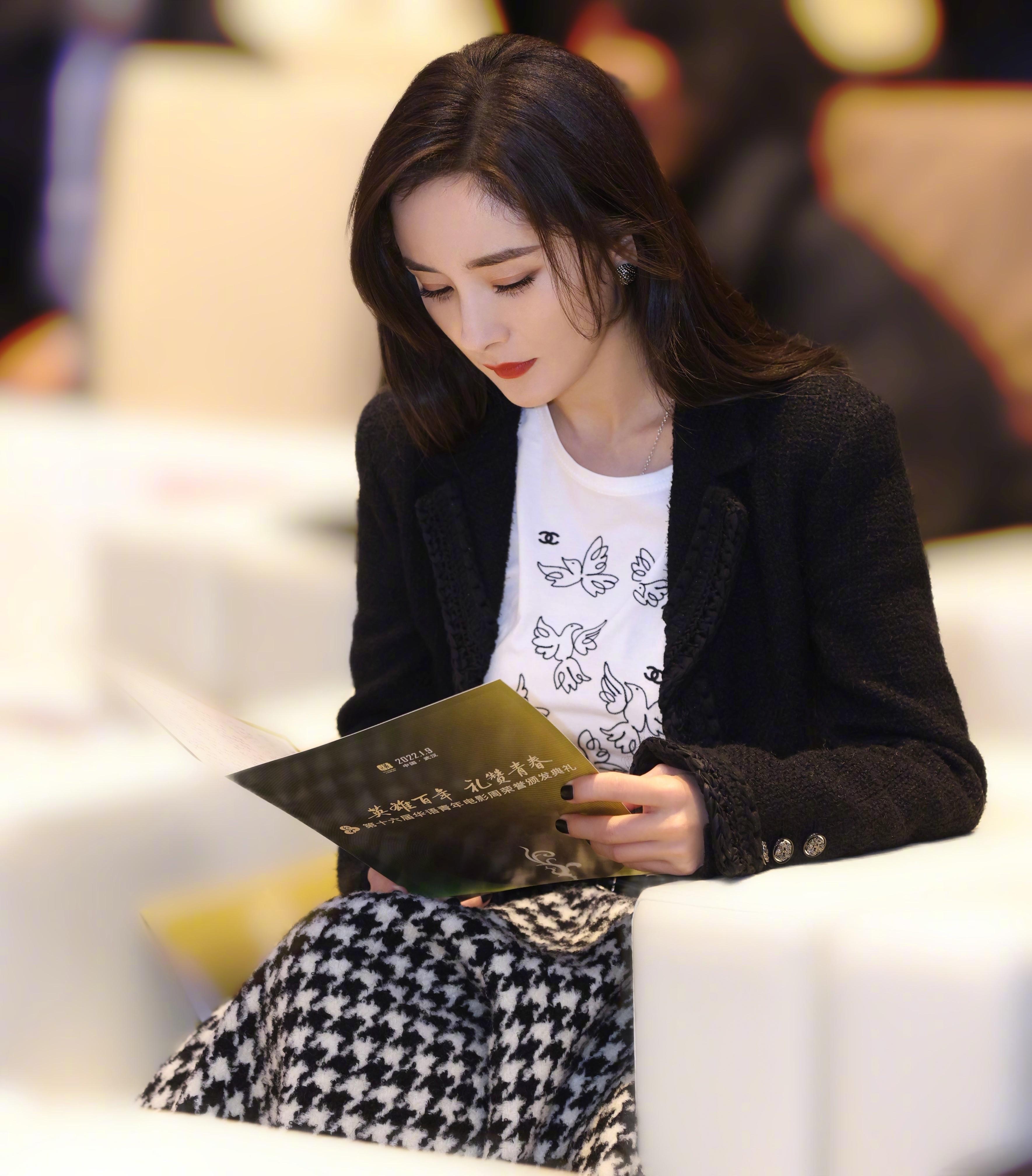 杨幂华语青年电影周造型图 黑色针织外套短裙+白色内搭…,9