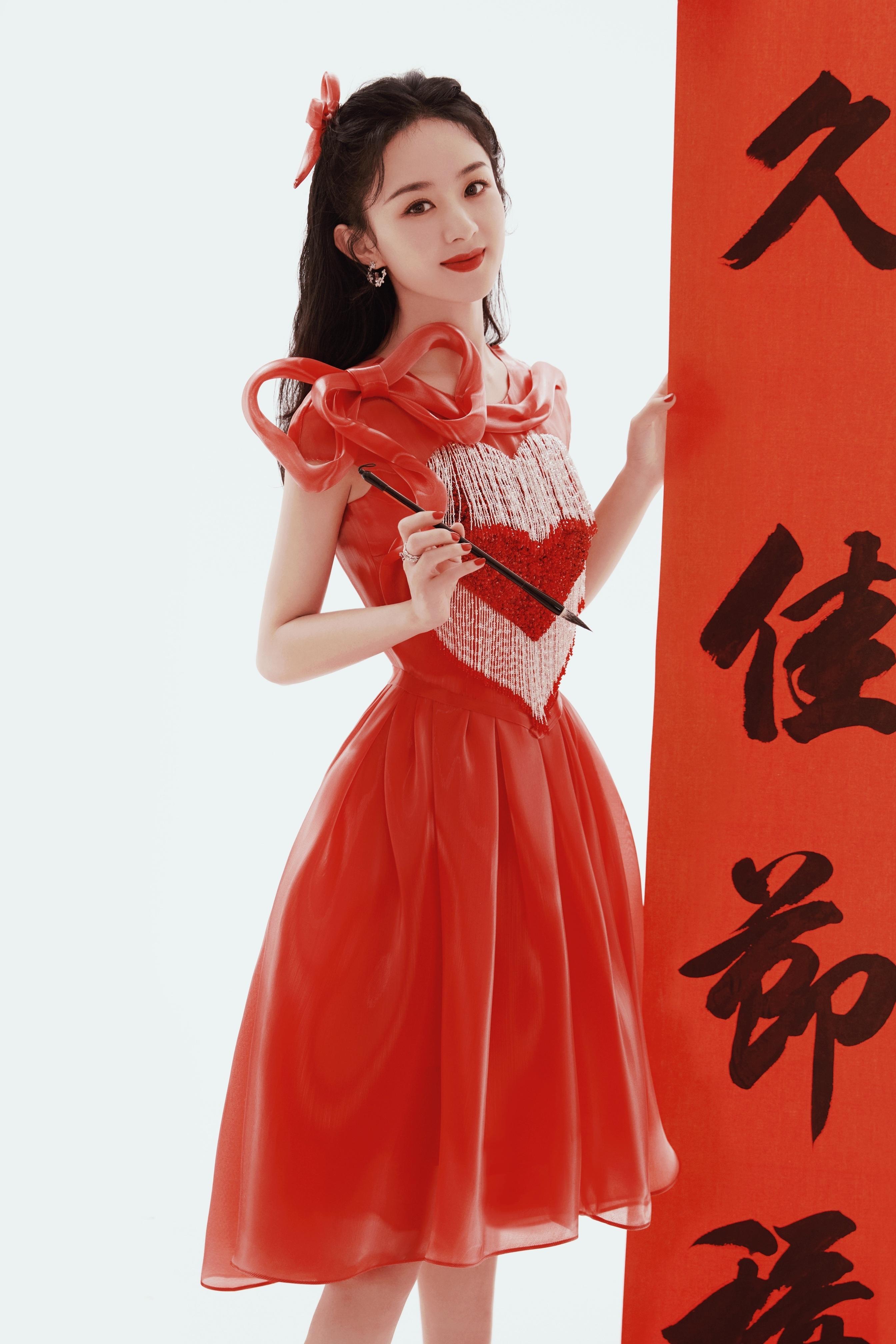 赵丽颖春晚舞台造型释出 着红色爱心纱裙元气满满,1