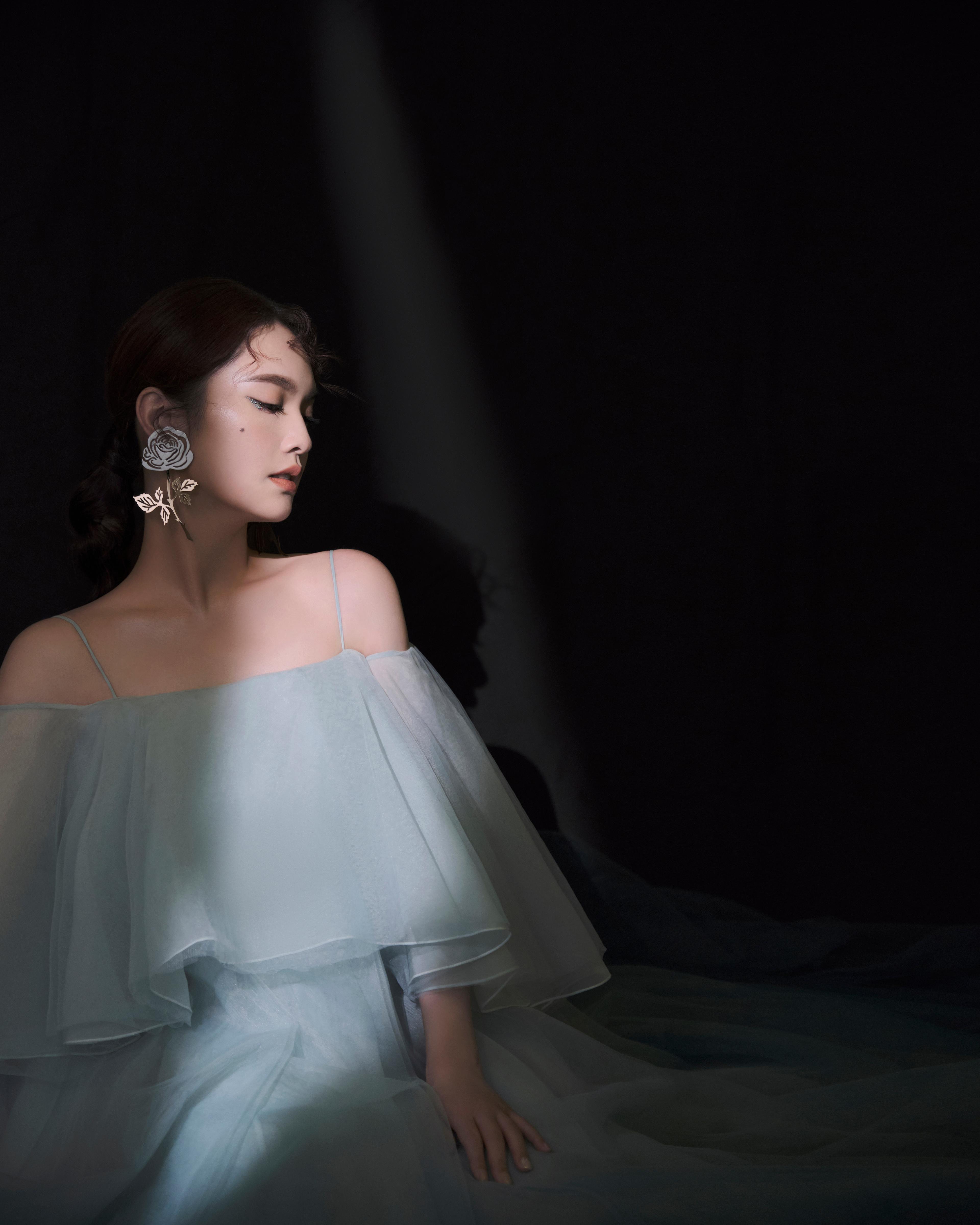 杨丞琳《闪光的乐队》造型释出 白色纱裙满满梦幻氛围感,6