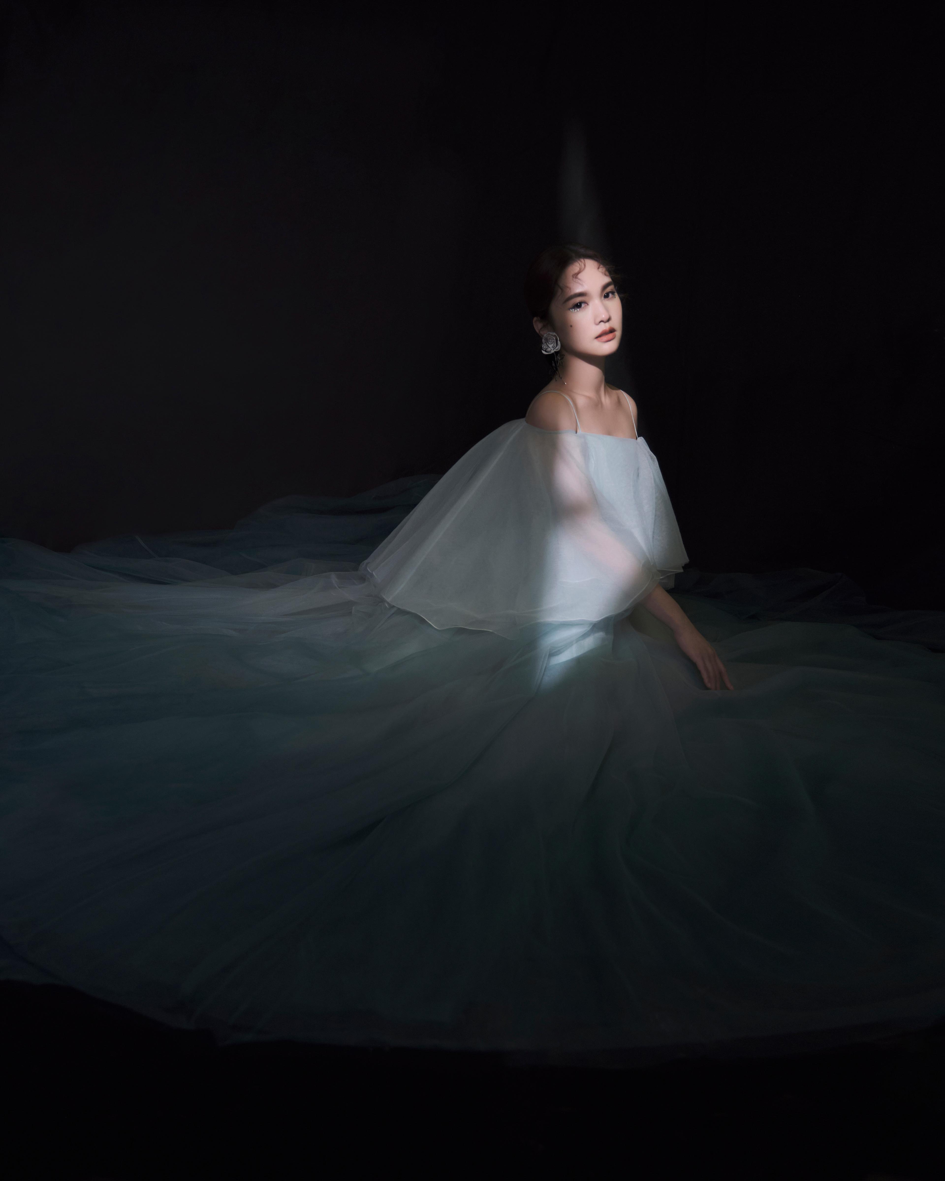 杨丞琳《闪光的乐队》造型释出 白色纱裙满满梦幻氛围感,3