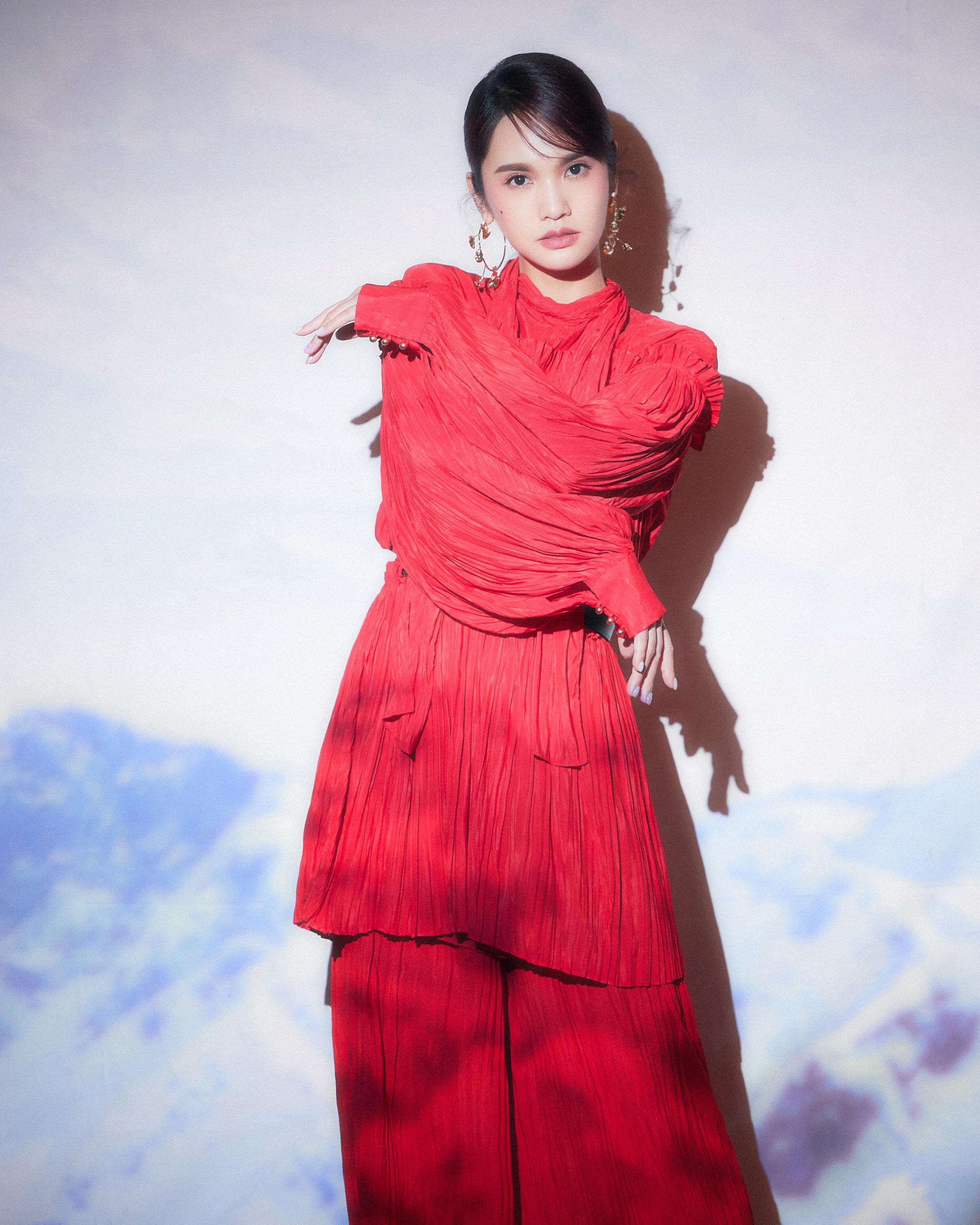 杨丞琳《闪光的乐队》造型释出 白色纱裙满满梦幻氛围感,14