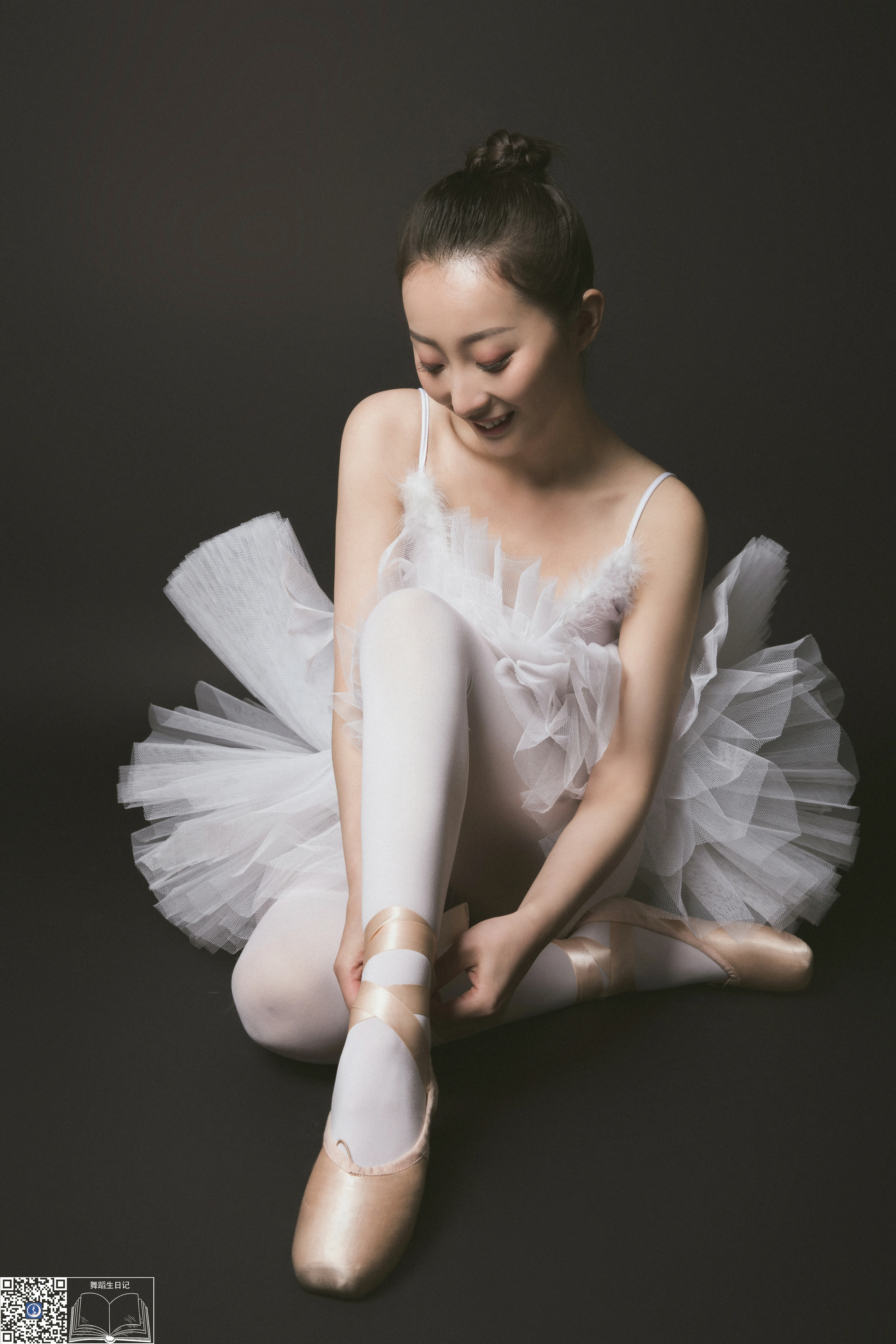 [GALLI嘉丽]舞蹈生日记 004 佳敏 白色芭蕾舞制服裙加白色丝袜美腿性感私房写真集,0003