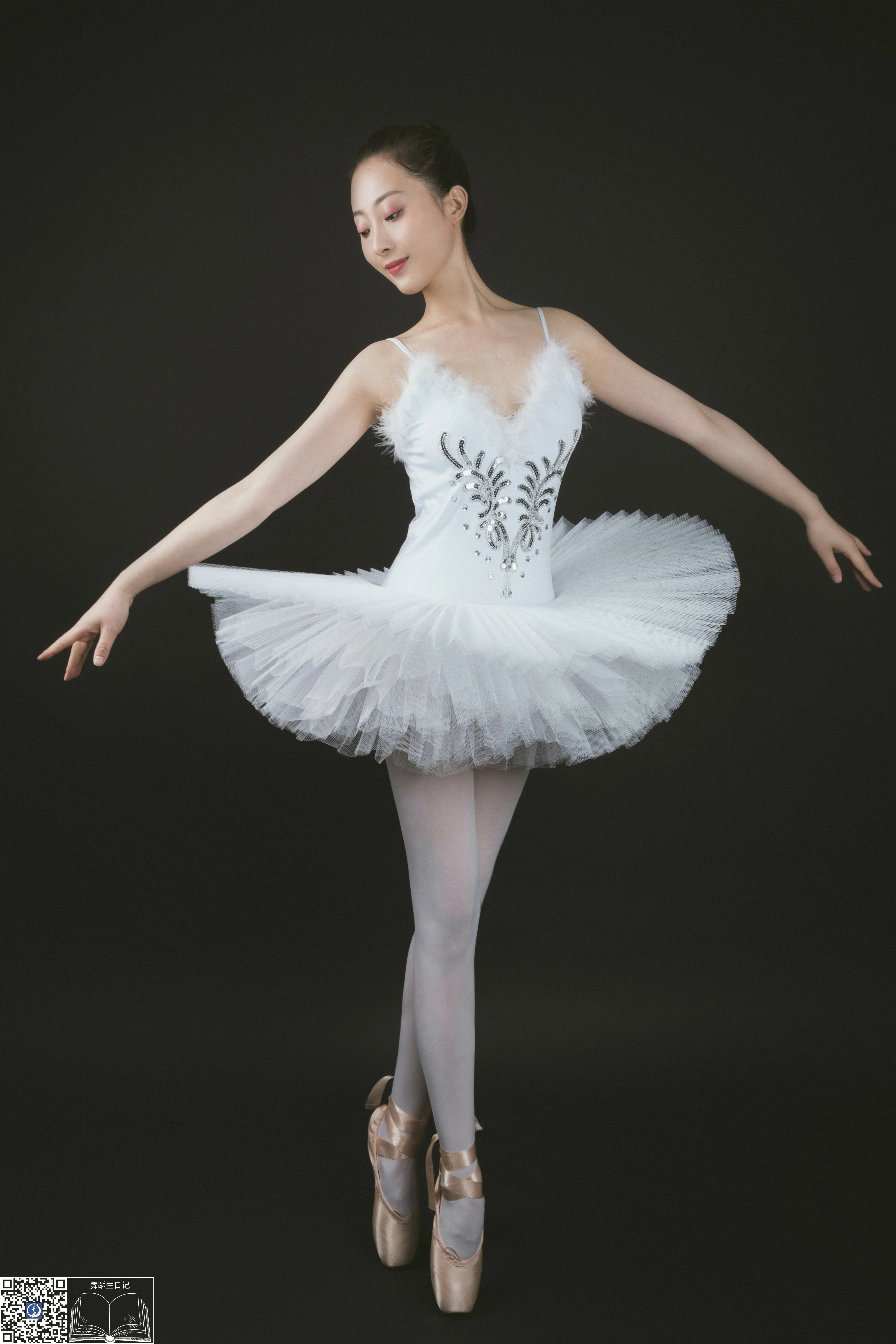 [GALLI嘉丽]舞蹈生日记 004 佳敏 白色芭蕾舞制服裙加白色丝袜美腿性感私房写真集,0002