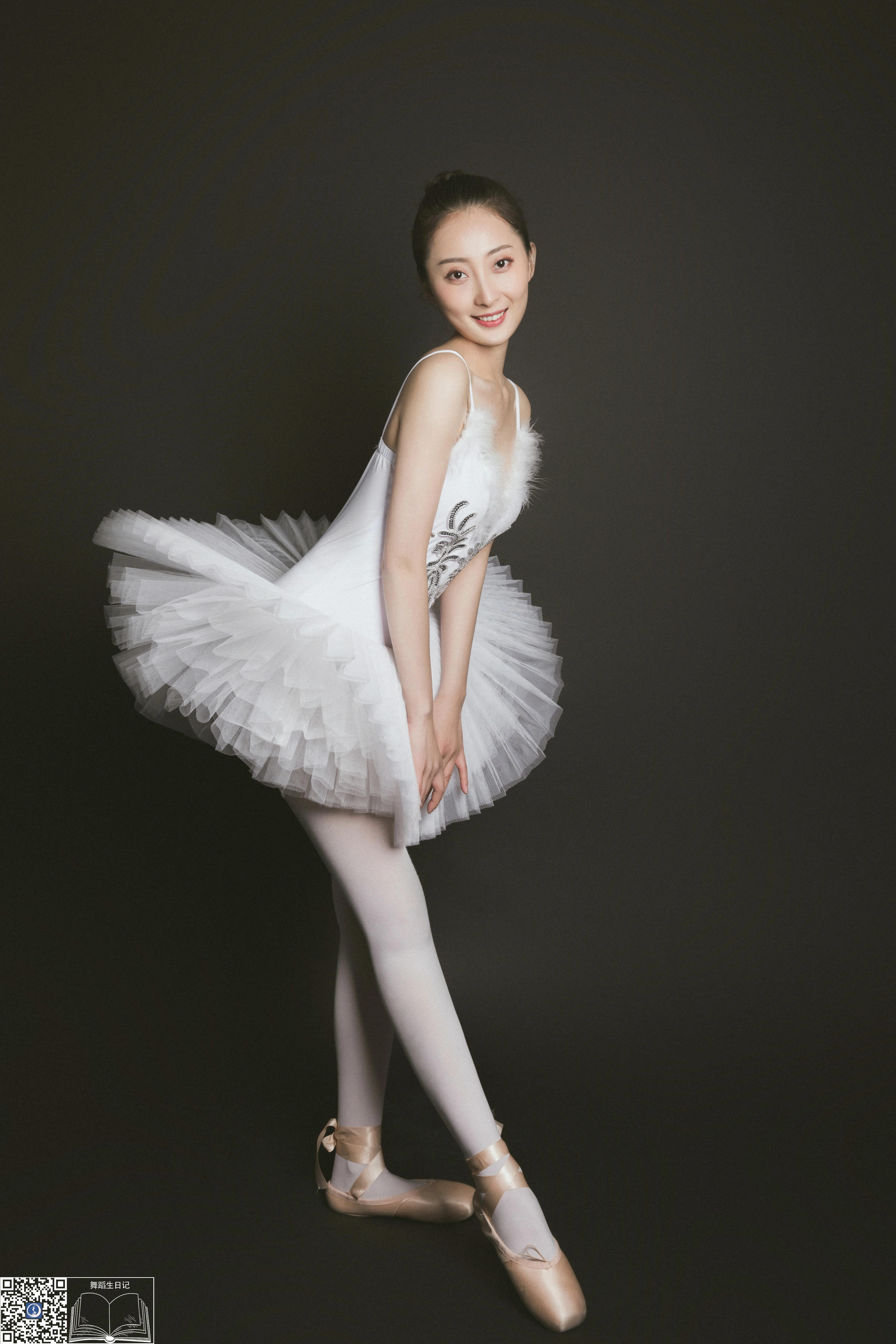 [GALLI嘉丽]舞蹈生日记 004 佳敏 白色芭蕾舞制服裙加白色丝袜美腿性感私房写真集,0010