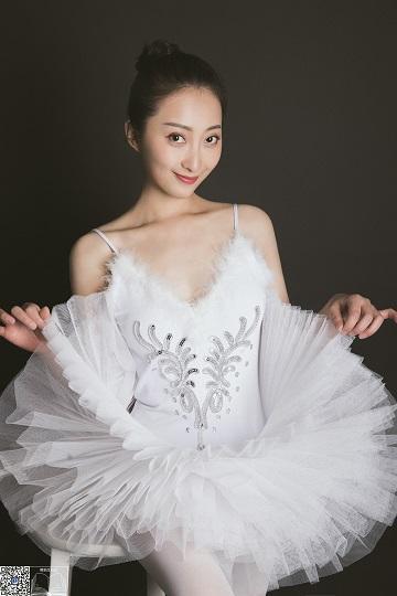[GALLI嘉丽]舞蹈生日记 004 佳敏 白色芭蕾舞制服裙加白色丝袜美腿性感私房写真