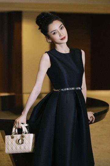 美女杨颖颜值是真的让人赏心悦目 黑色连身礼裙出席活动