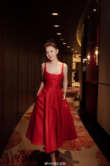 热依扎新造型真惊艳，穿方领吊带红裙走红毯，好身材呼之欲出