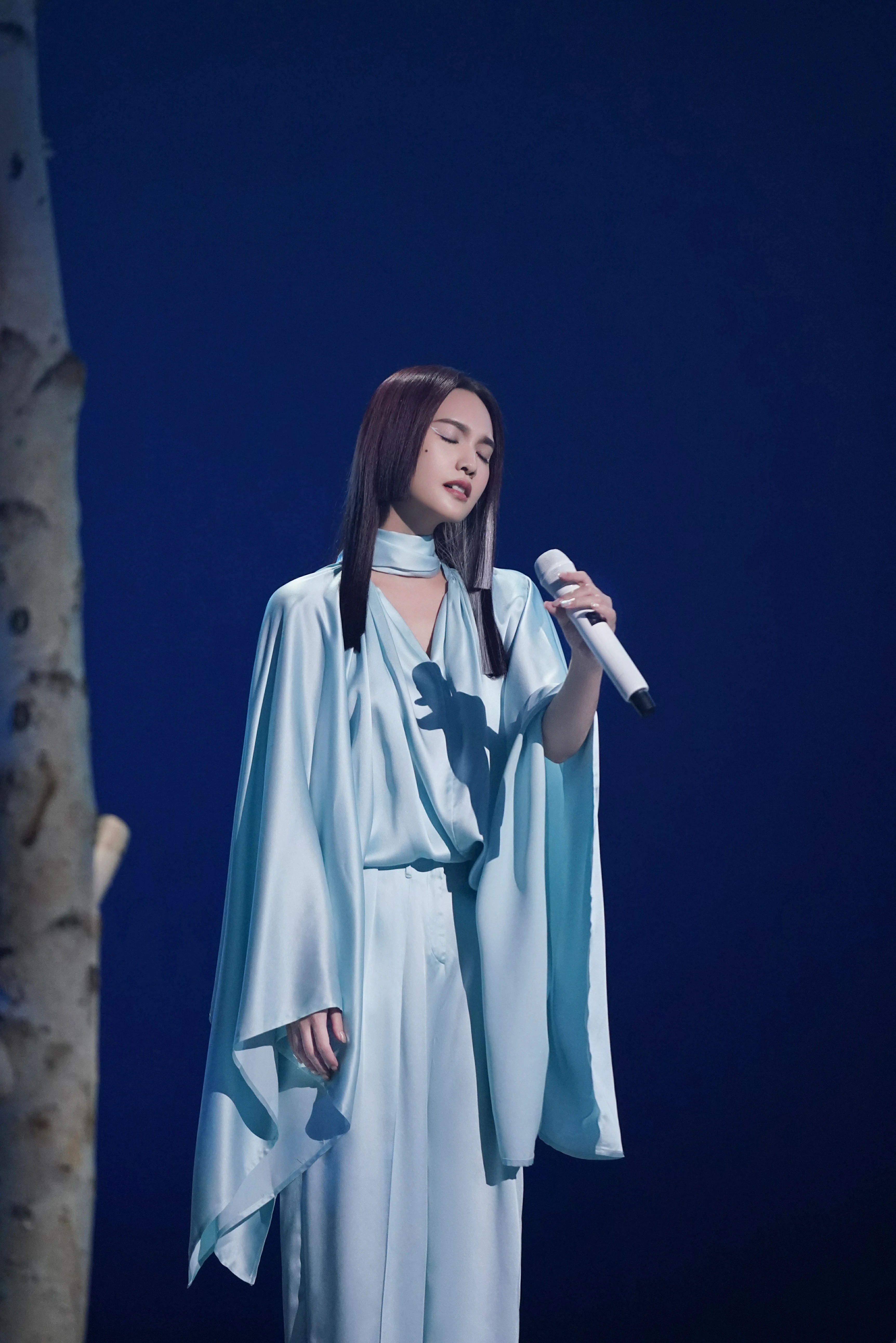 杨丞琳亮相本周《闪光的乐队》 挑染公主切造型带来《天堂》舞台,19