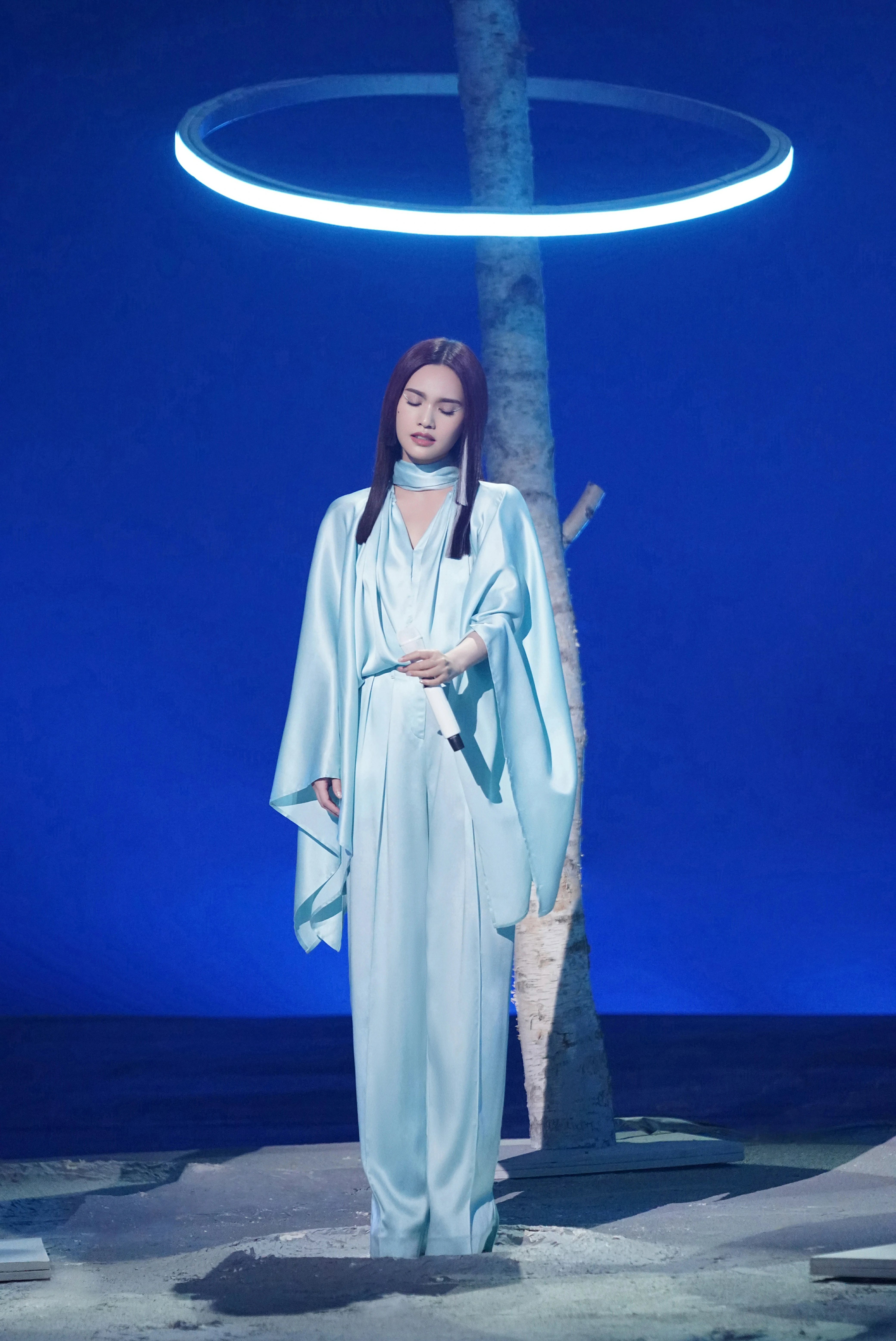 杨丞琳亮相本周《闪光的乐队》 挑染公主切造型带来《天堂》舞台,23