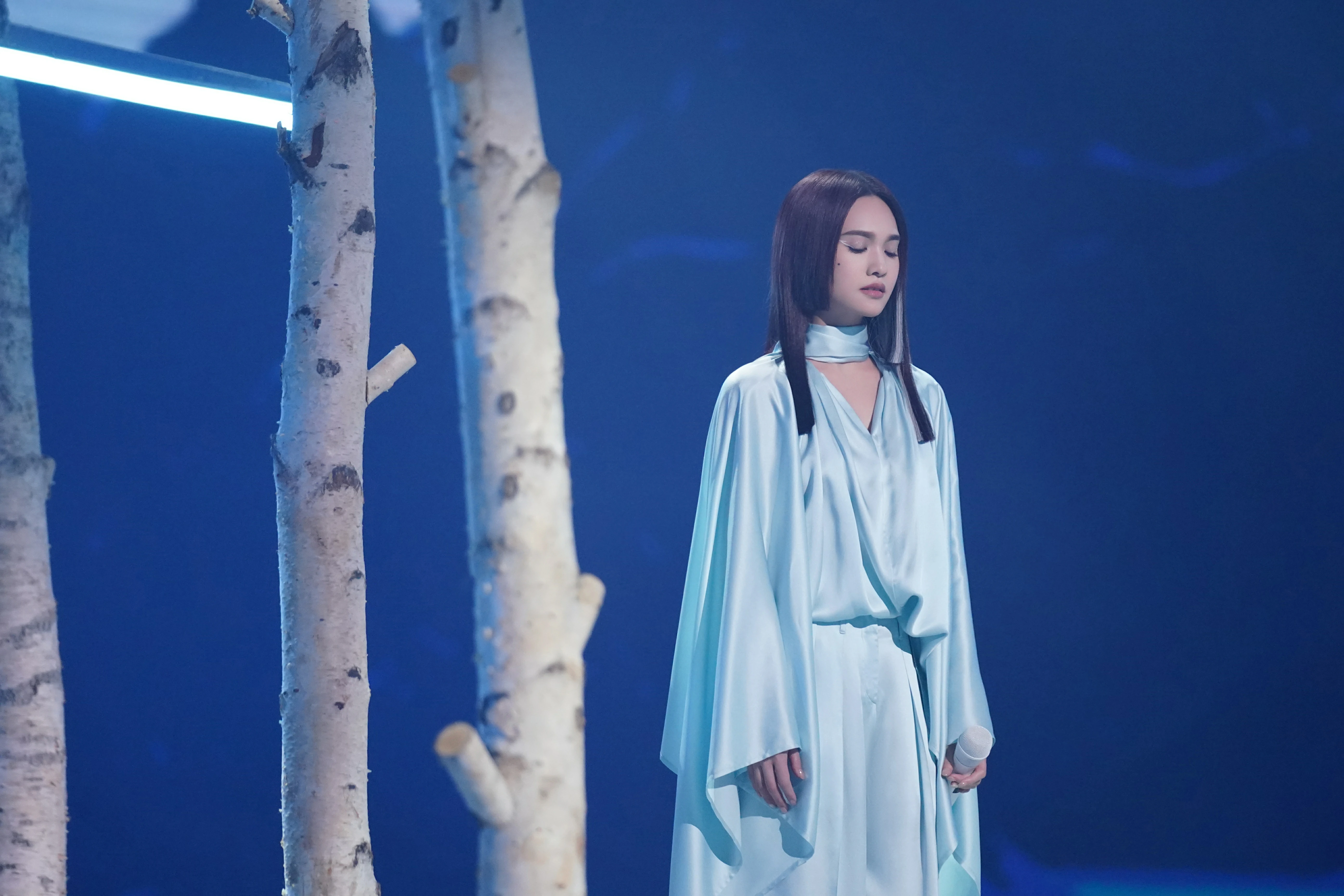 杨丞琳亮相本周《闪光的乐队》 挑染公主切造型带来《天堂》舞台,27