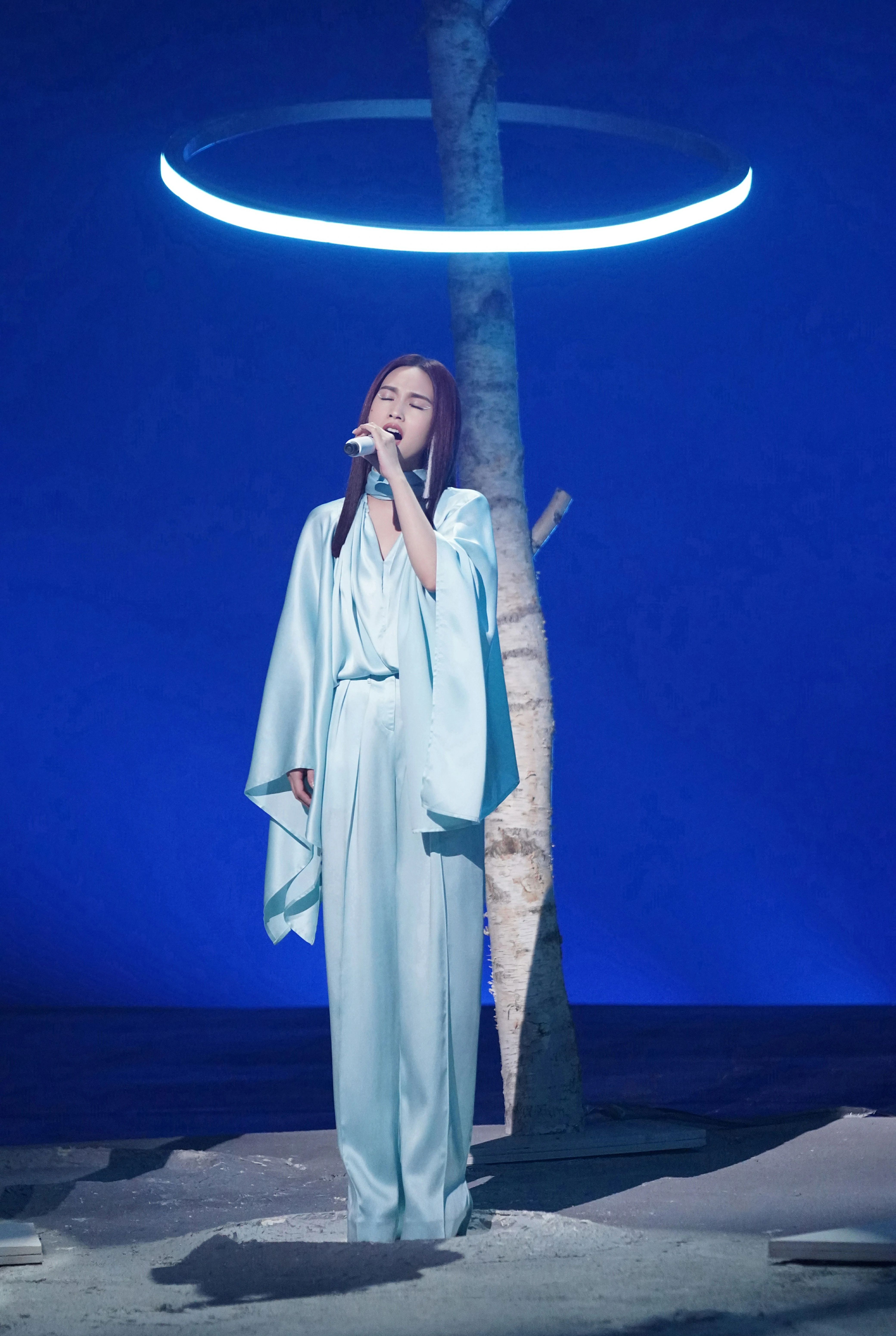 杨丞琳亮相本周《闪光的乐队》 挑染公主切造型带来《天堂》舞台,25