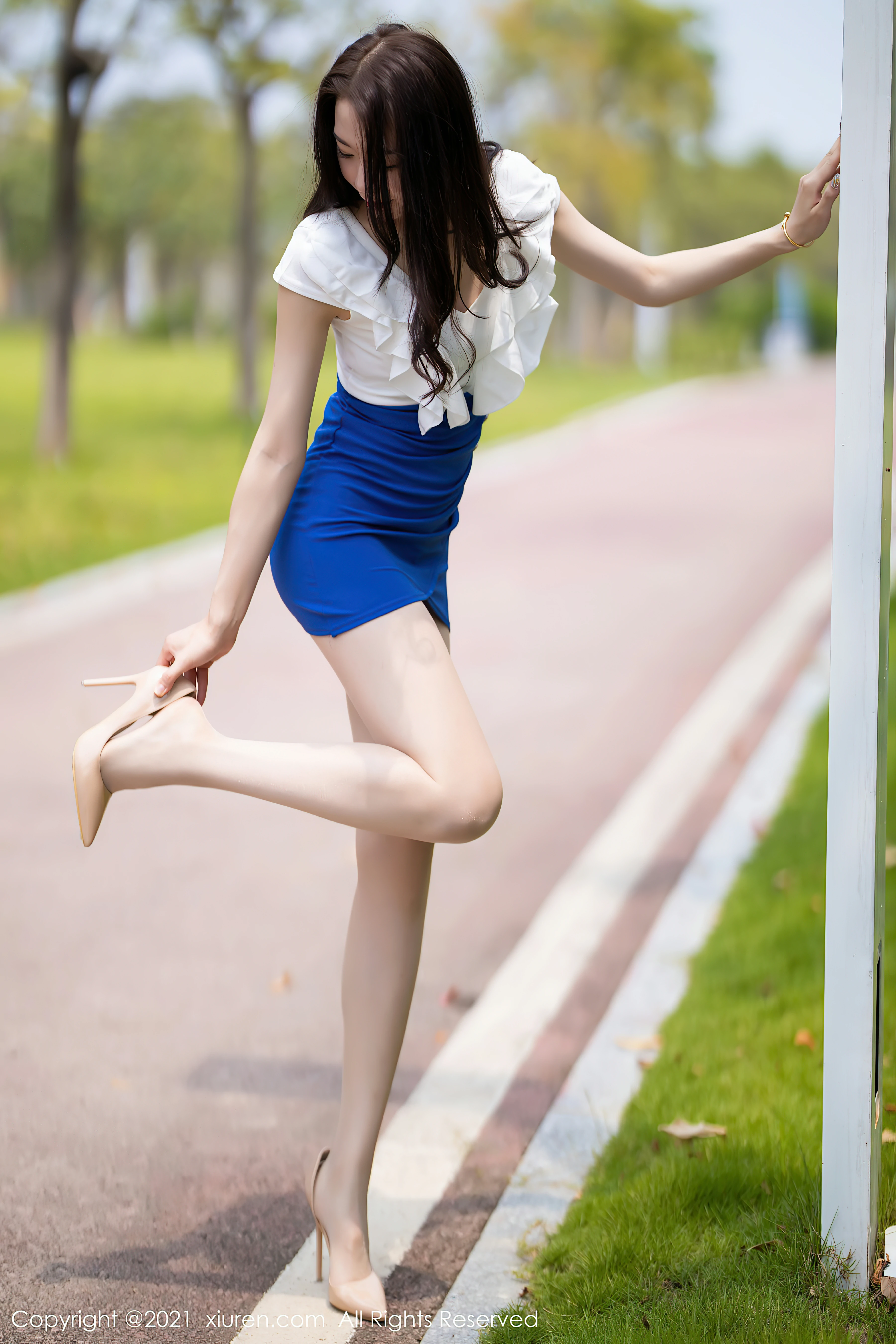 [Xiuren秀人网]XR20210322N03228 梦心月 蓝白连衣裙与内衣加肉丝美腿性感写真集,0008