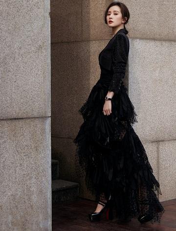 刘诗诗活动造型 纯黑造型酷飒时尚，黑天鹅即视感…