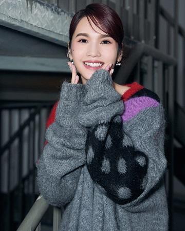 杨丞琳工作室发布《闪光的乐队》花絮 着拼色毛衣裙温暖知性