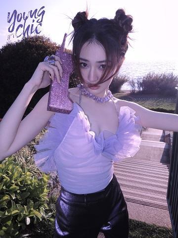徐璐派对辣妹造型写真释出 紫色吊带礼服加长裤迷幻而科技…