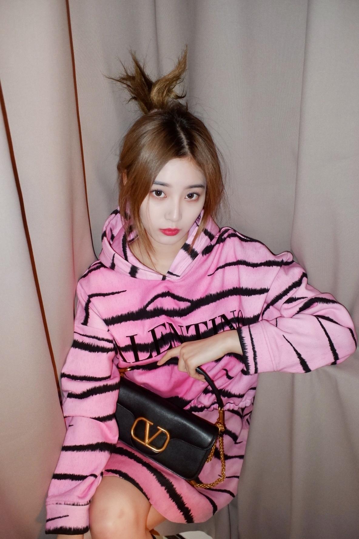 徐艺洋发布虎年新春写真 粉色虎纹套装甜酷有型,1