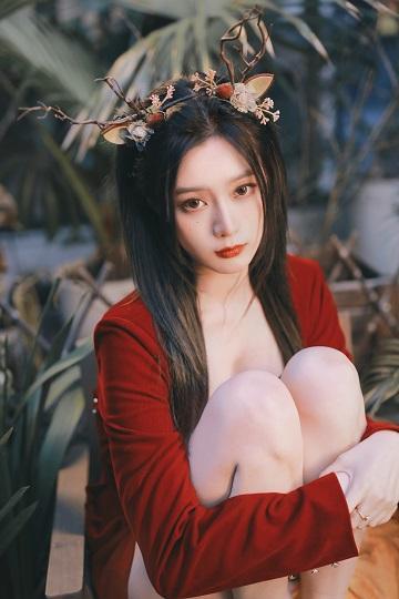 徐艺洋发布童话造型大片 着红丝绒连身裙化身森林小鹿