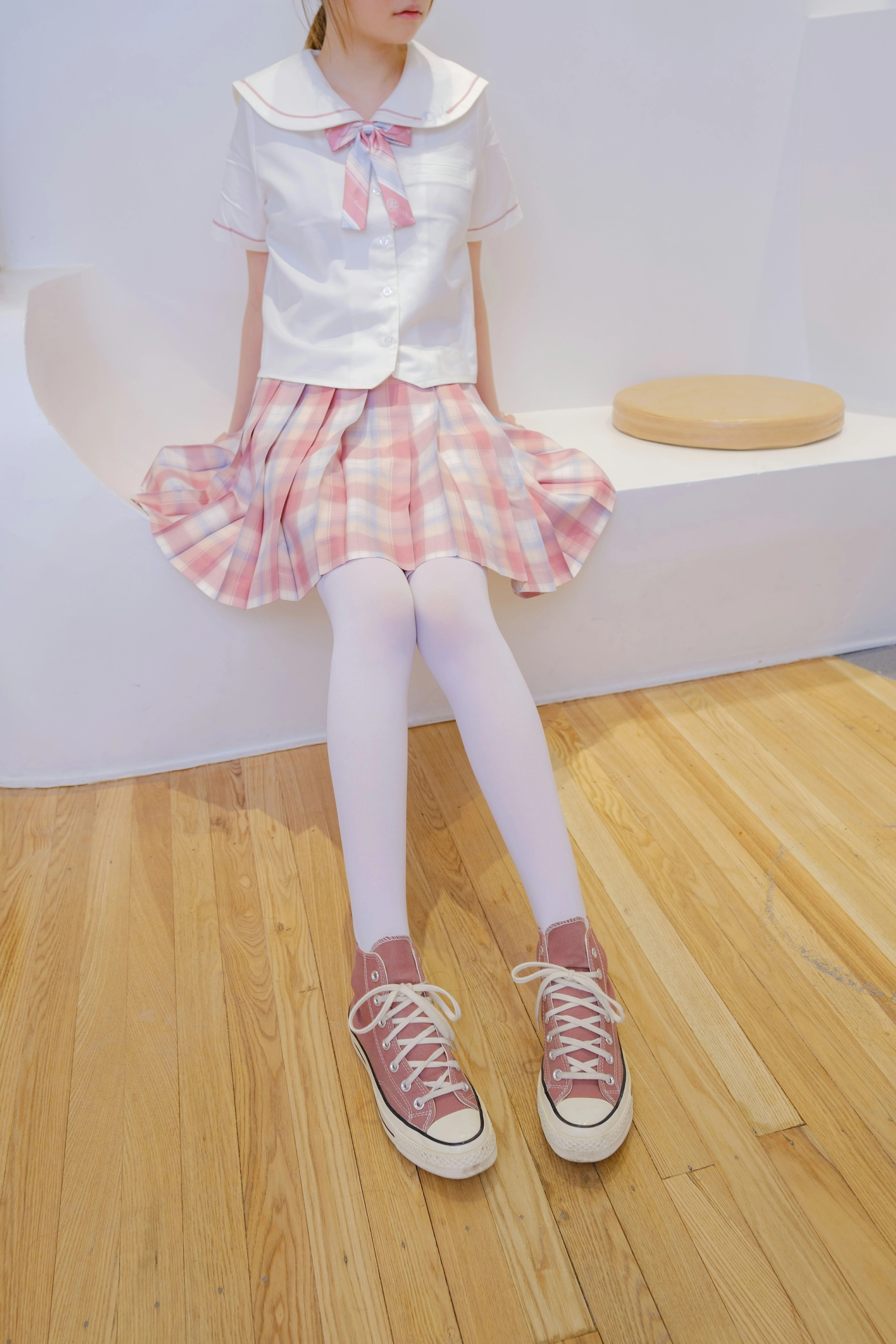 [森萝财团]GZAY3 酒店JK制服小萝莉 白色衬衫与粉色短裙加白色丝袜美腿性感私房写真集,0001