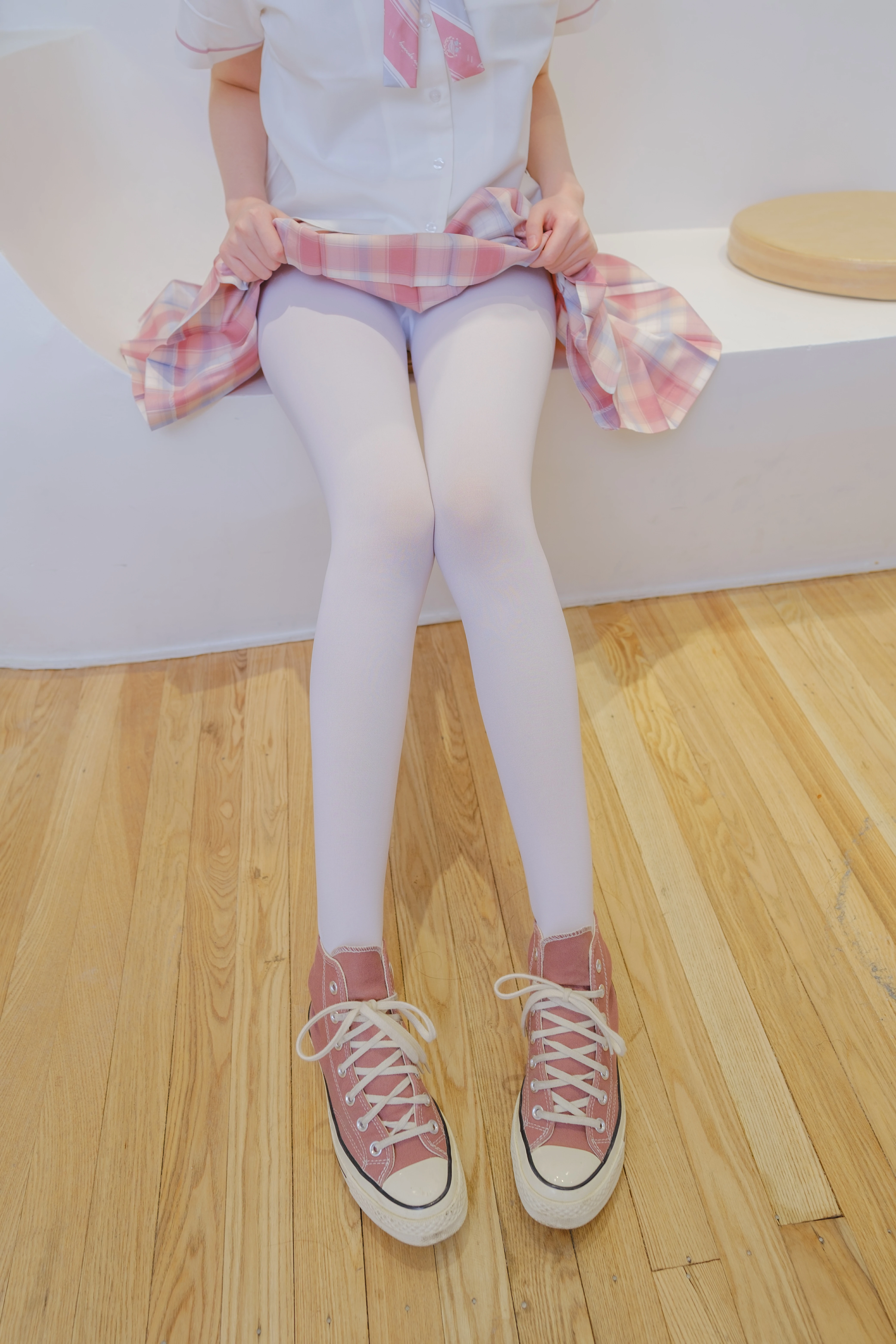 [森萝财团]GZAY3 酒店JK制服小萝莉 白色衬衫与粉色短裙加白色丝袜美腿性感私房写真集,0002