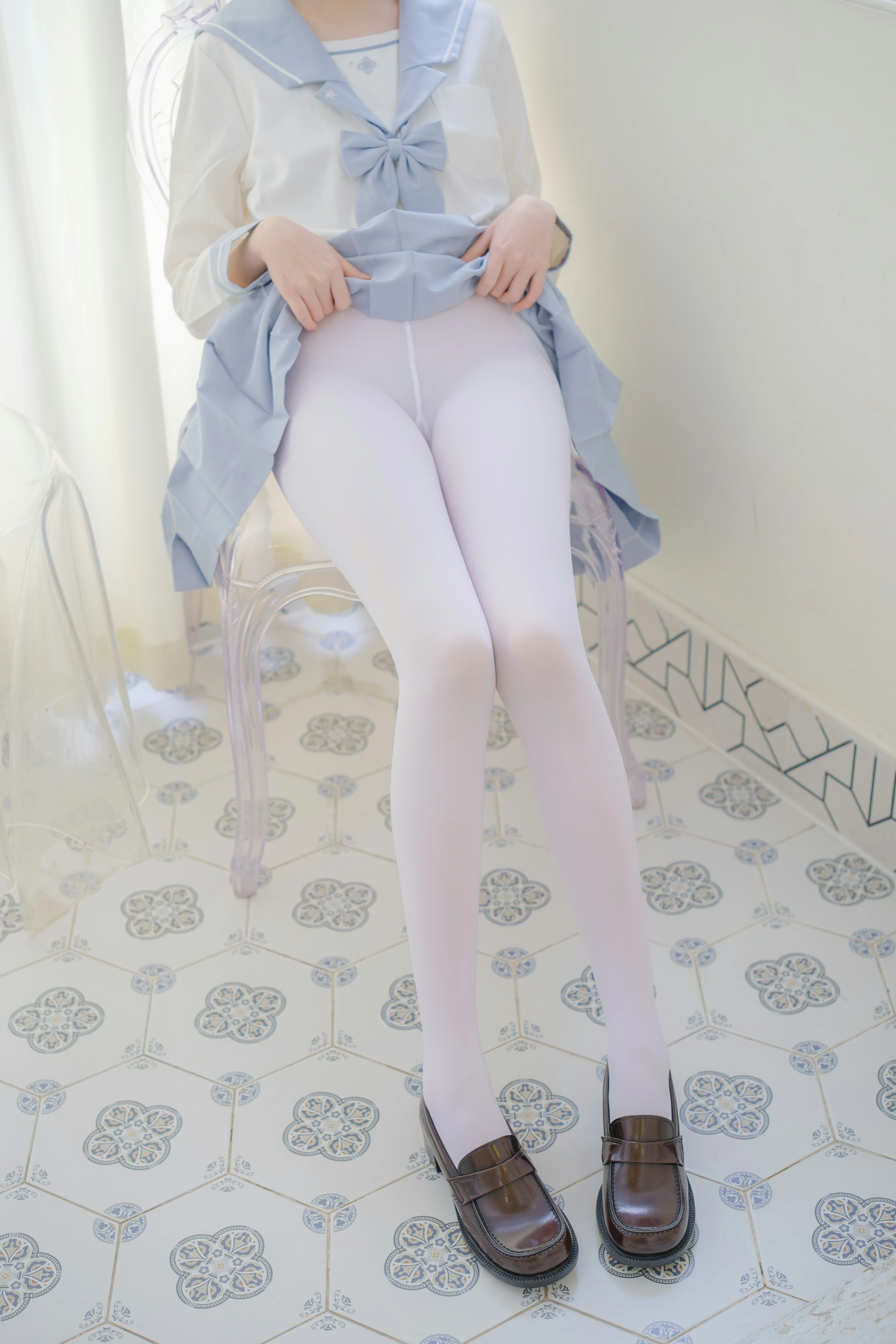 [森萝财团]GZAY4 酒店阳台上的JK制服小萝莉 白色衬衫与灰色短裙加白色丝袜美腿性感私房写真集,0018