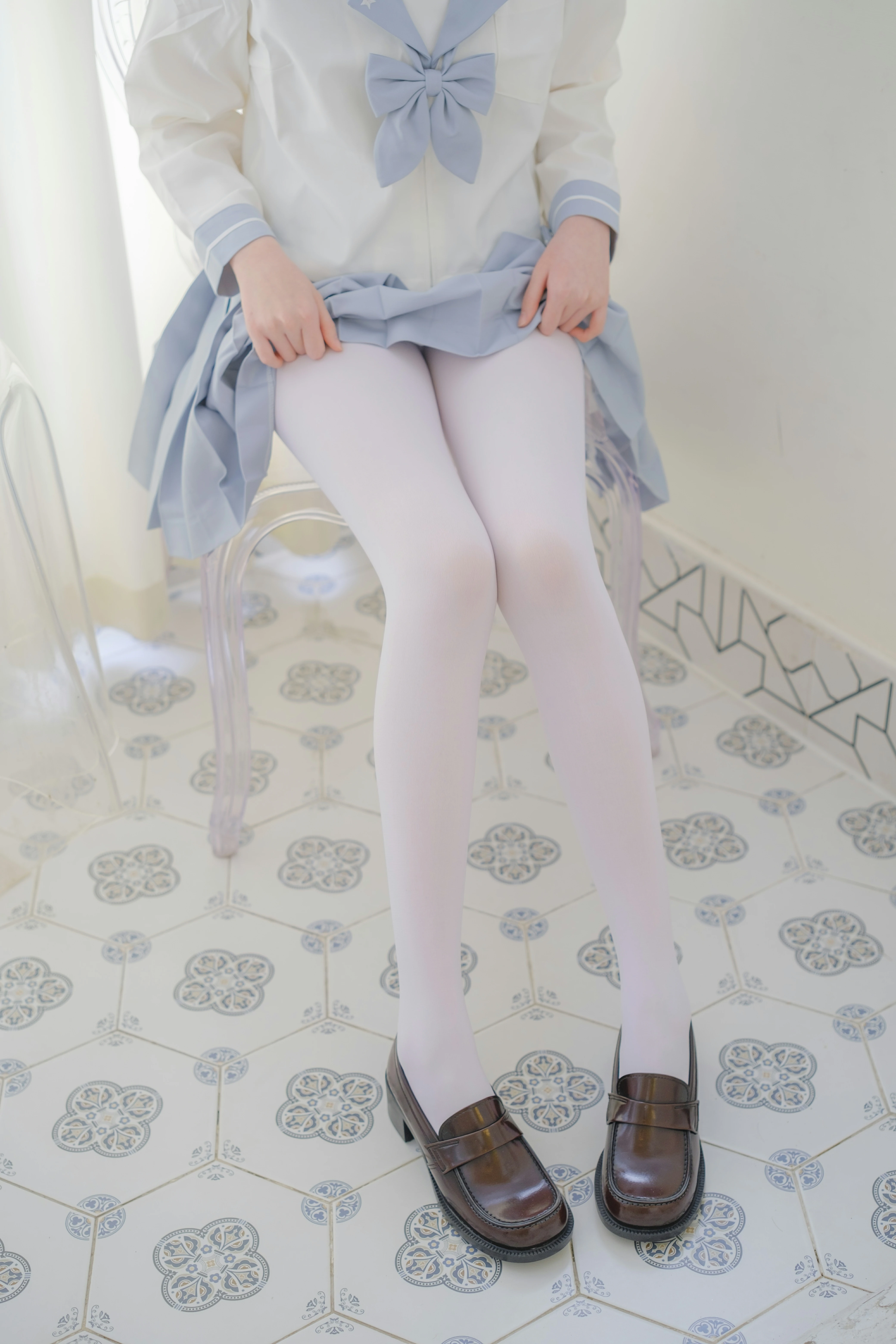 [森萝财团]GZAY4 酒店阳台上的JK制服小萝莉 白色衬衫与灰色短裙加白色丝袜美腿性感私房写真集,0017
