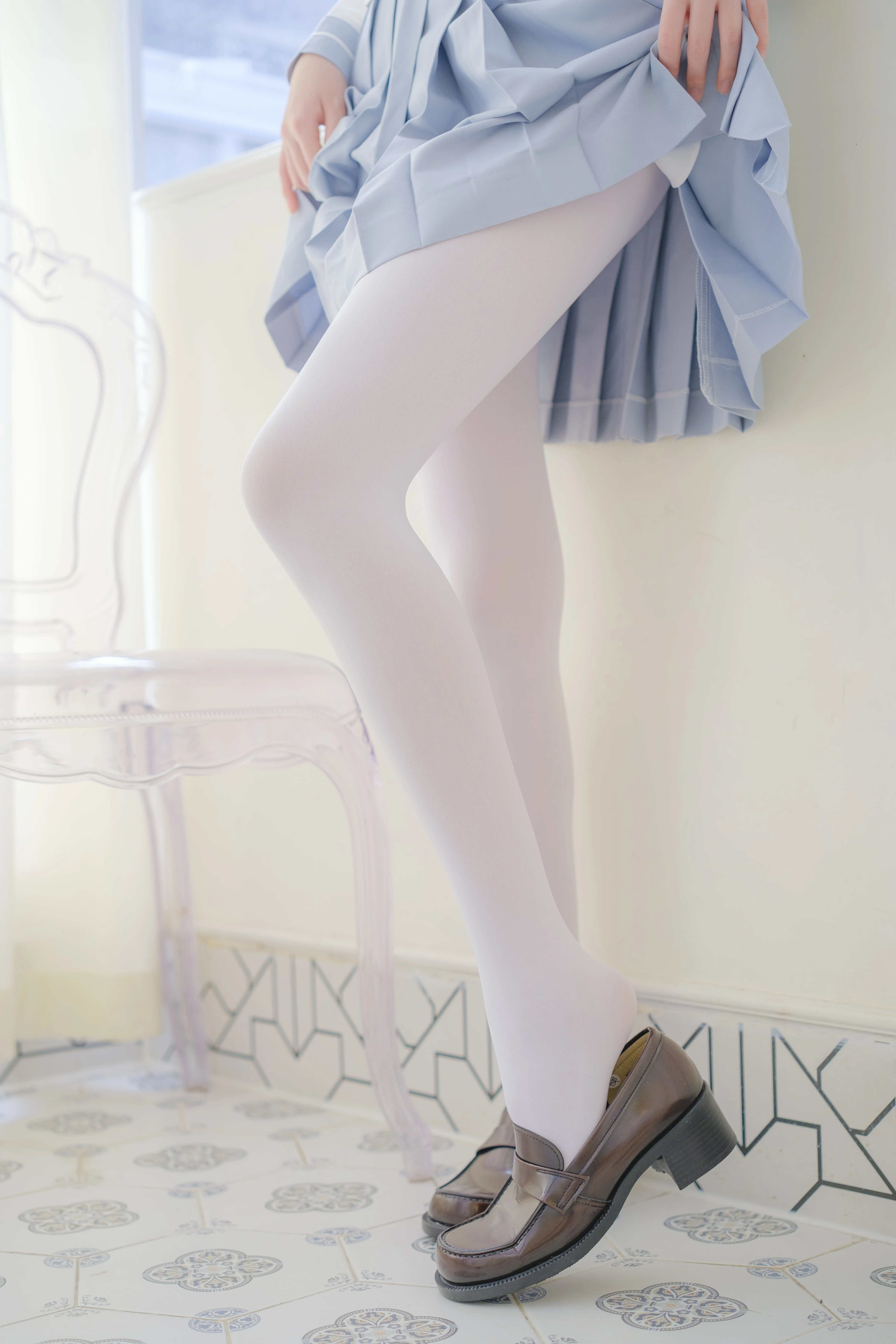 [森萝财团]GZAY4 酒店阳台上的JK制服小萝莉 白色衬衫与灰色短裙加白色丝袜美腿性感私房写真集,0022