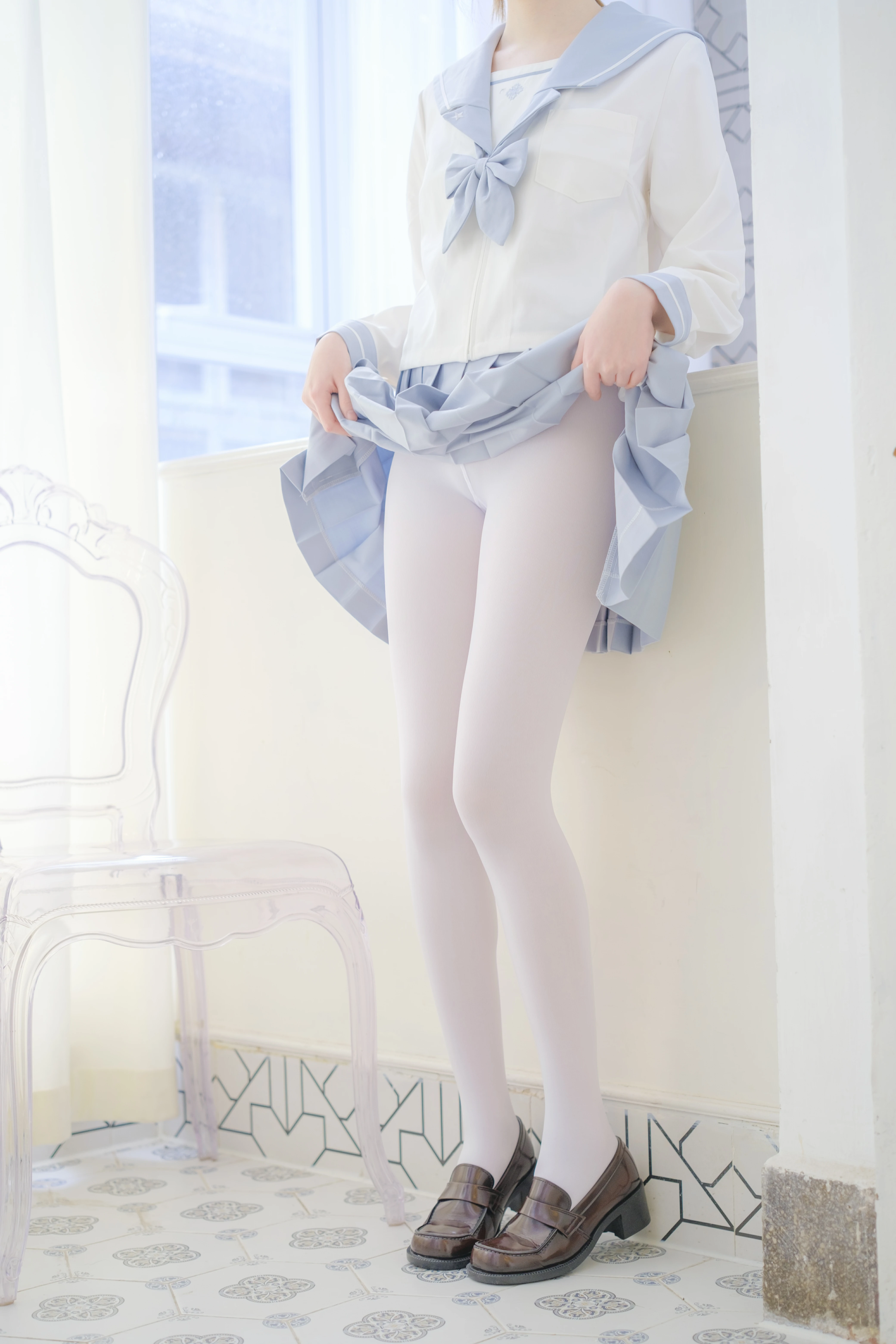 [森萝财团]GZAY4 酒店阳台上的JK制服小萝莉 白色衬衫与灰色短裙加白色丝袜美腿性感私房写真集,0021