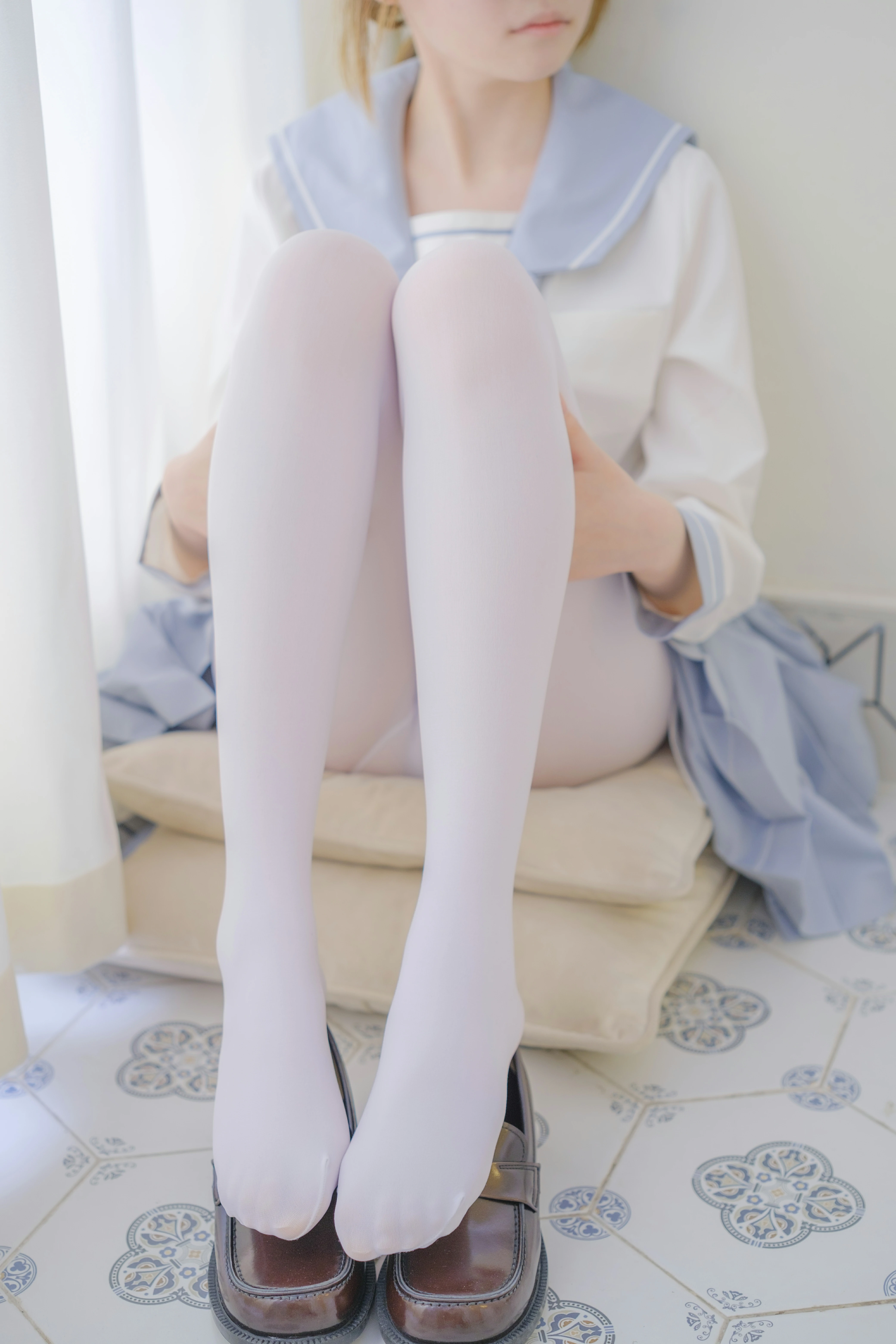 [森萝财团]GZAY4 酒店阳台上的JK制服小萝莉 白色衬衫与灰色短裙加白色丝袜美腿性感私房写真集,0041